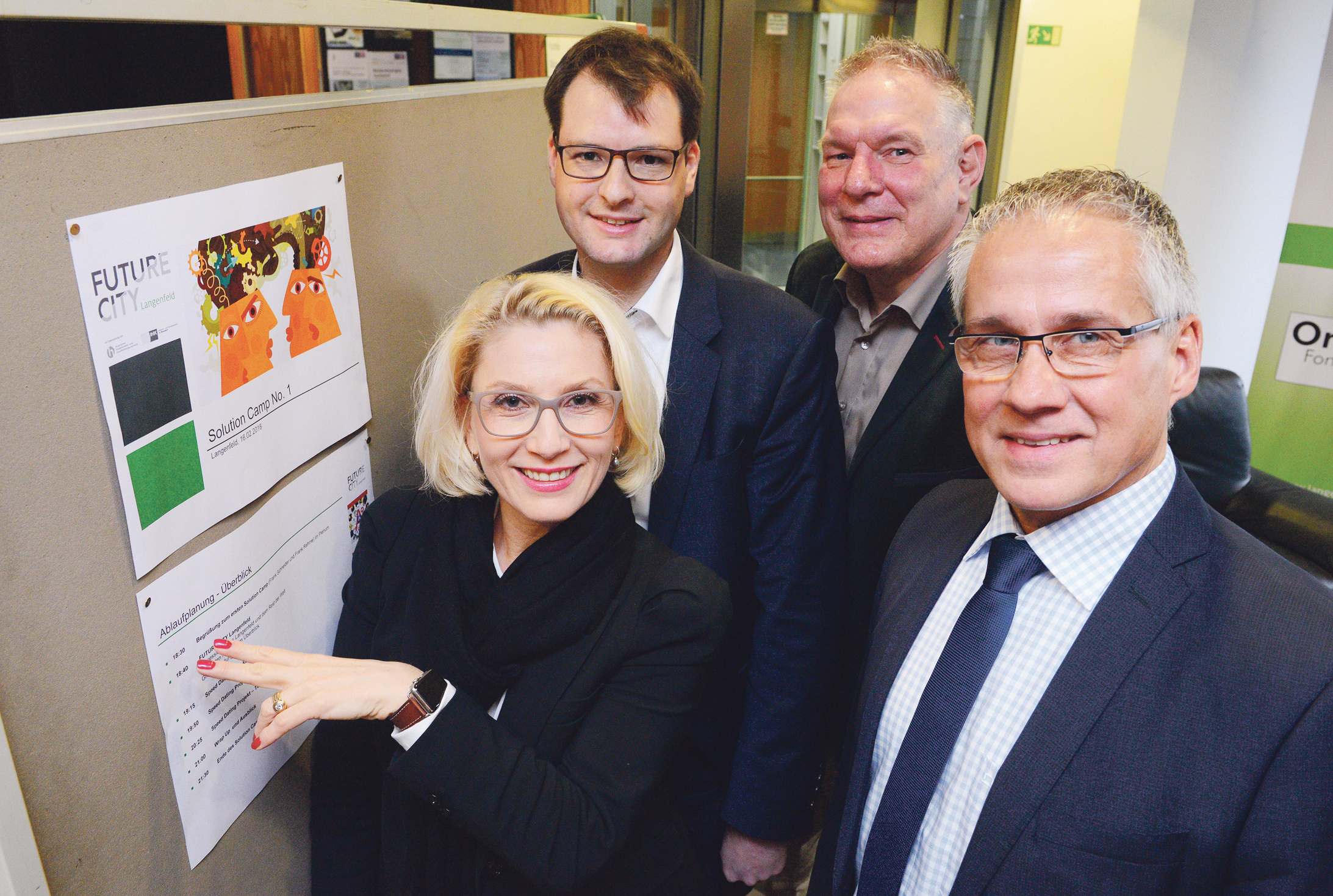 Langenfeld soll Modellstadt für die „Zukunft des Einkaufens“ werden. Sprich: Hier sollen zahlreiche innovative Konzepte gebündelt umgesetzt werden. Auf dem Foto von links: Karin Wunderlich vom gmvteam, Citymanager Jan Christoph Zimmermann, Frank Rehme, Geschäftsführer des gmvteams, und Bürgermeister Frank Schneider.