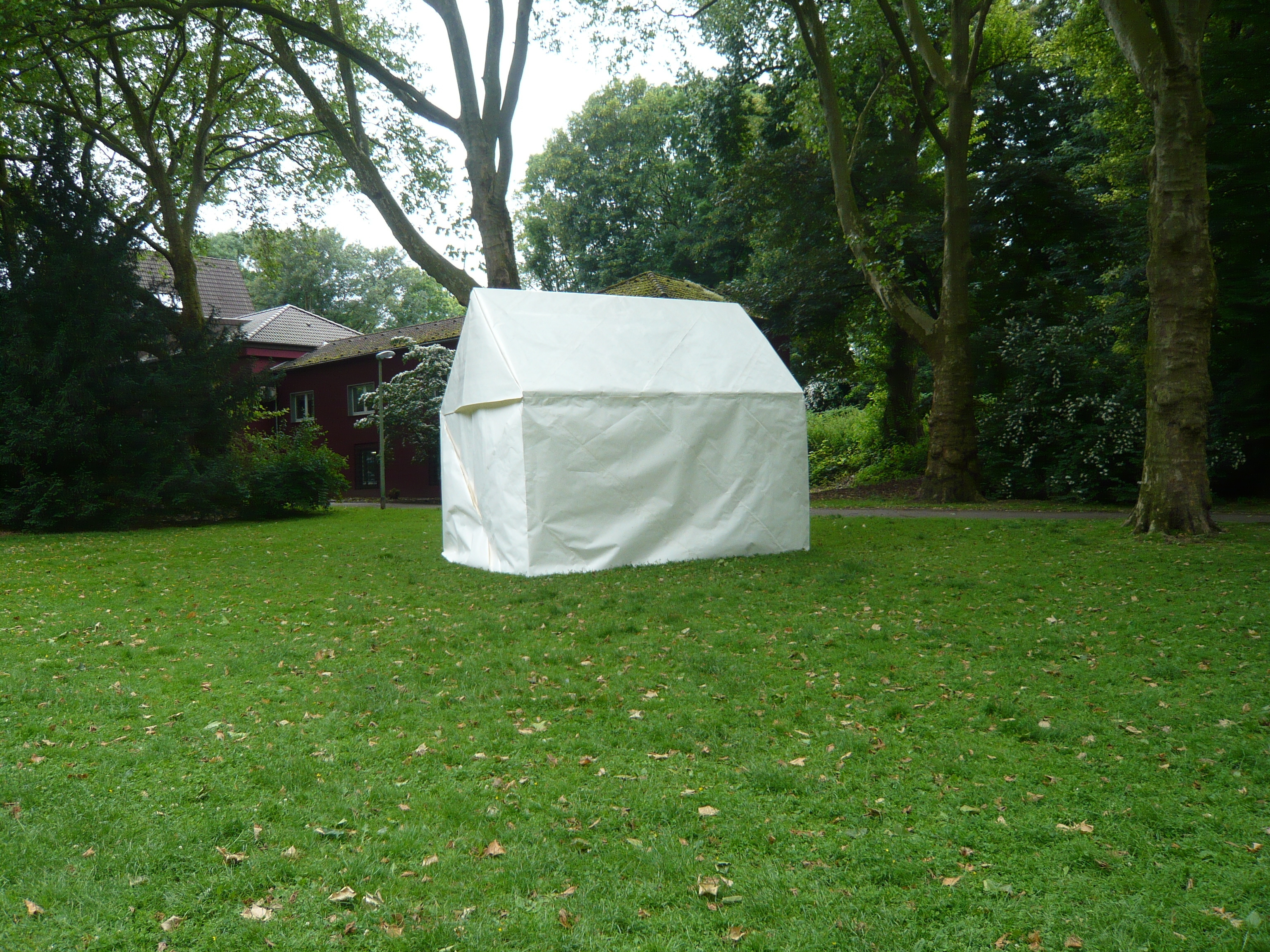 Frank Bölter (*1969) HOrigamiUSE Viertes temporäres Kunstwerk der Reihe "junge Kunst am Moltkeplatz" (2013 / 2014)