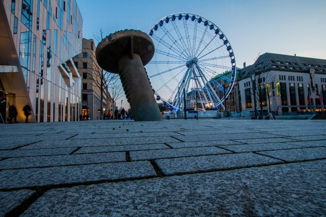 Konspiratives Treffen Unterm Wheel Of Vision D sseldorf