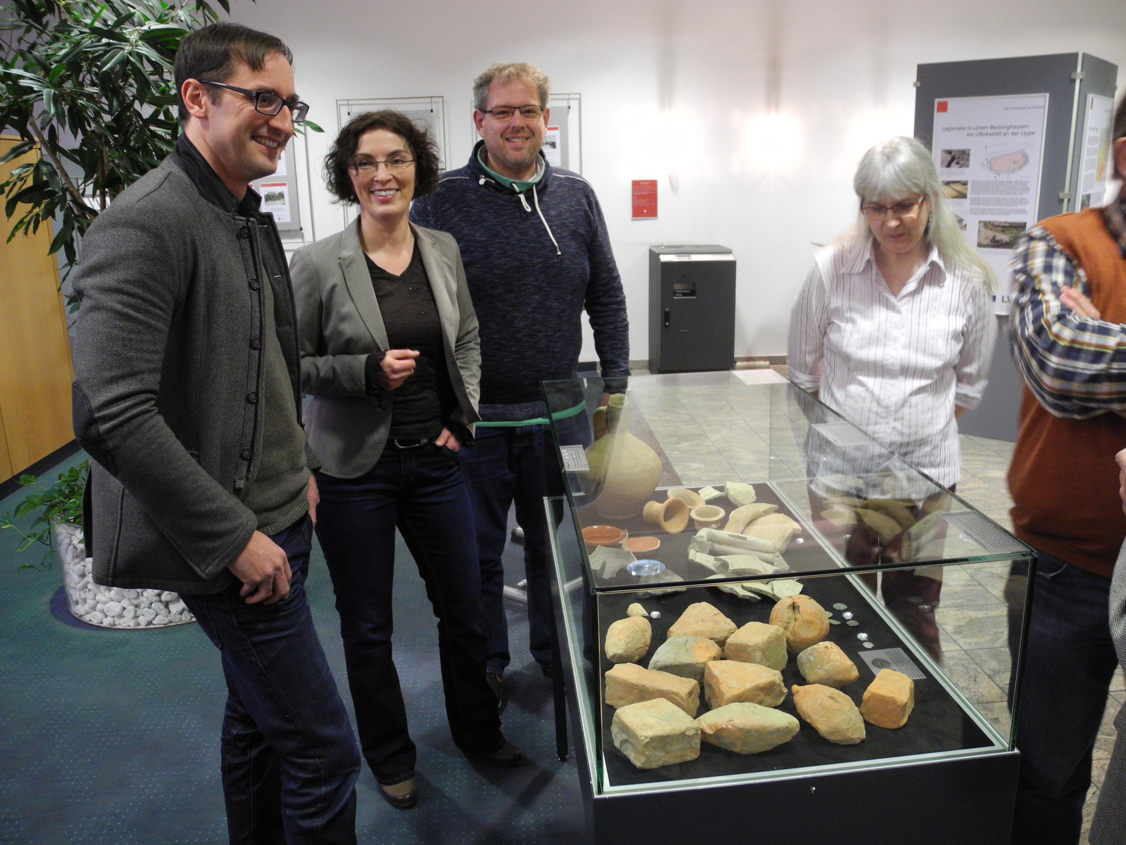 Mark Schrader und Dr. Bettina Tremmel v.l. referierten zur Ausstellungseröffnung. Sven Weber von der IG Beckinghausener Vereine fands auch toll.