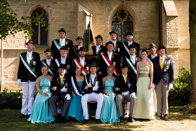 Kleiner Vorstand mit Thron beim Schützenfest 2015