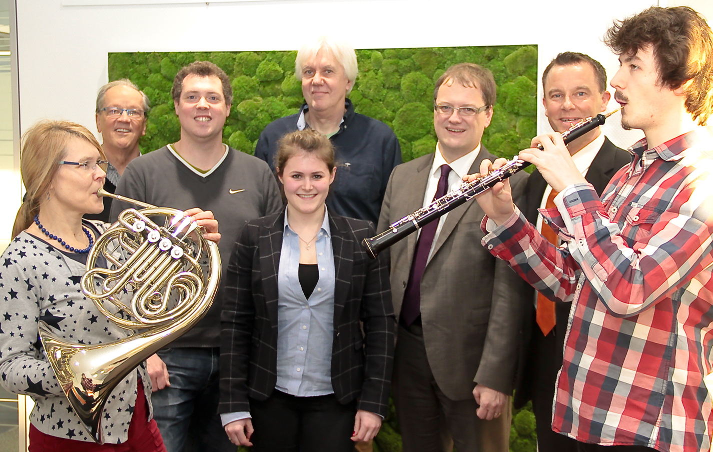 Sie sorgen mit dafür, dass die drei Konzerte vom Kreissinfonieorchester im März über die Bühne gehen können: (v.l.) Ute Völkel (Horn und Vorstandsmitglied), Wolf Dieter Schäfer, Gunnar Wirth, Bernd Wolf (alle musikalische Leiter), Cellistin Isabel Tilner, Landrat Olaf Schade, Thomas Alexander von Sponsor Volksbank und Benjamin Völkel (Oboe). Foto: Römer