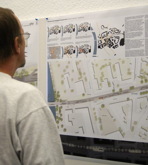 Eigentümer informieren sich über das Hof- und Fassadenprogramm. Foto: RuhrText
