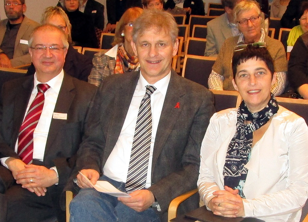 In der neuen Ausgabe der Kreis-Seniorenzeitung kommen auch die zuständige NRW-Ministerin Barbara Steffens, Landrat Michael Makiolla und Kreis-Sozialplaner Hans Zakel (von rechts) zu Wort und äußern sich zur Betreuung und Pflege von kranken und älteren Menschen.