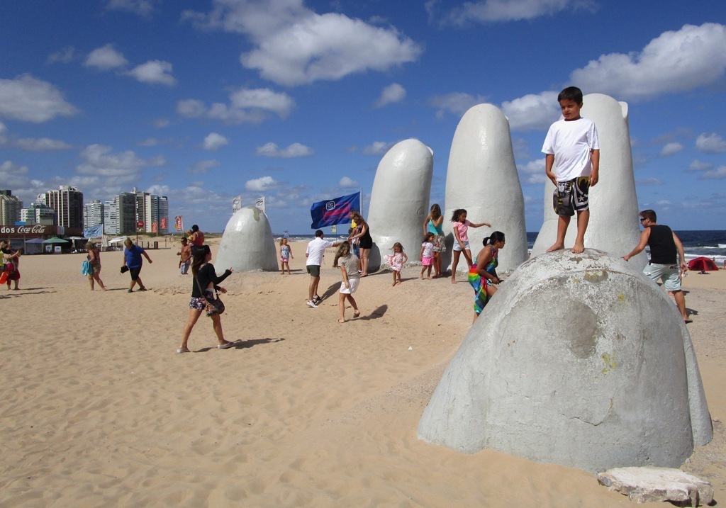 Der Reisebericht führt die Leser der Kreis-Seniorenzeitung diesmal nach Uruguay und auch in den mondänen Badeort Punta del Este. Dessen Wahrzeichen ist am Strand das Kunstwerk „Die Hand“, mit dem der chilenische Künstler Mario Irrazabal die fünf Finger einer Hand in den Himmel ragen lässt.