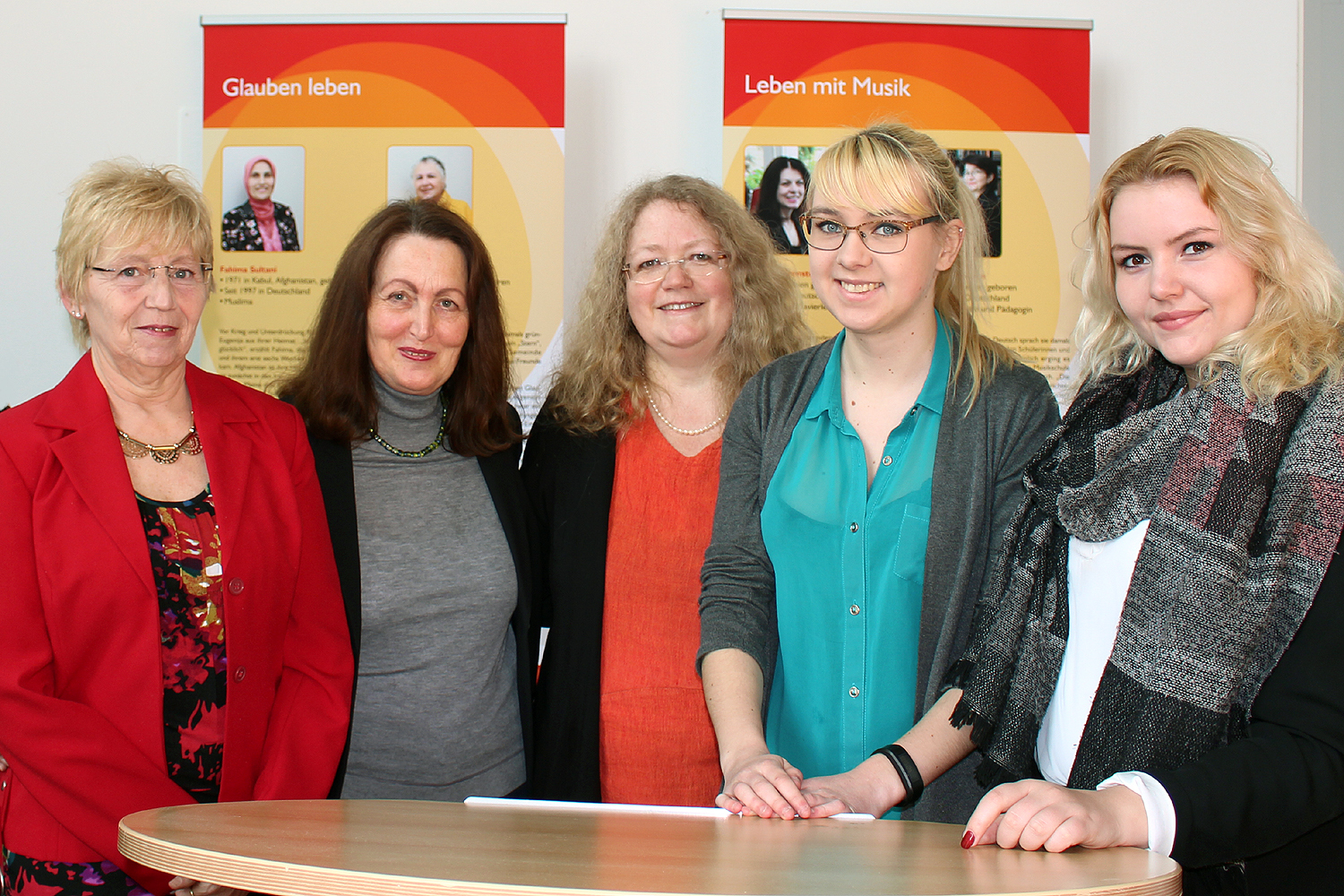 Angelika Cylius, Josefa Redzepi, Elke Markmann, Carolin Mülle, und Franziska Heimbach.
Sie konnten sich über die zahlreichen Besucher der Eröffnungsausstellung freuen