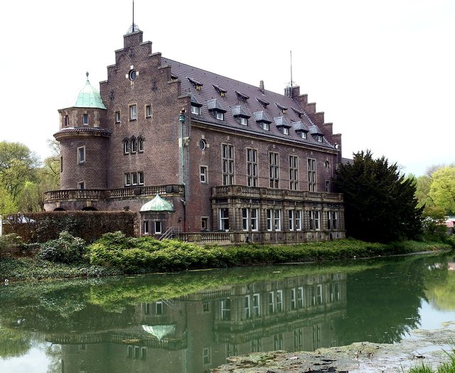 Das Wasserschloss Wittringen bietet mit seinen weitläufigen Parkanlagen viele Erholungsmöglichkeiten für die ganze Familie. Foto: Archiv