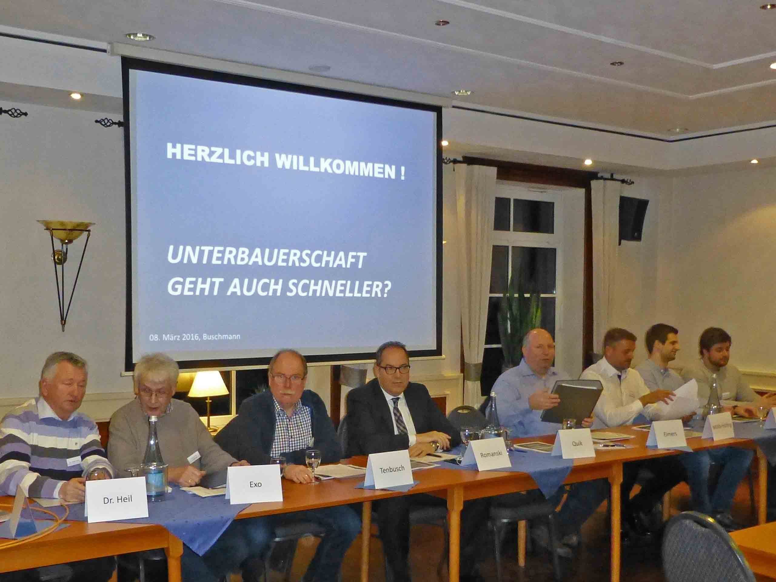 Die Interessengemeinschaft "Unterbauerschaft geht auch schneller" sowie Herbert Tenbusch und August Exo aus Loikum links