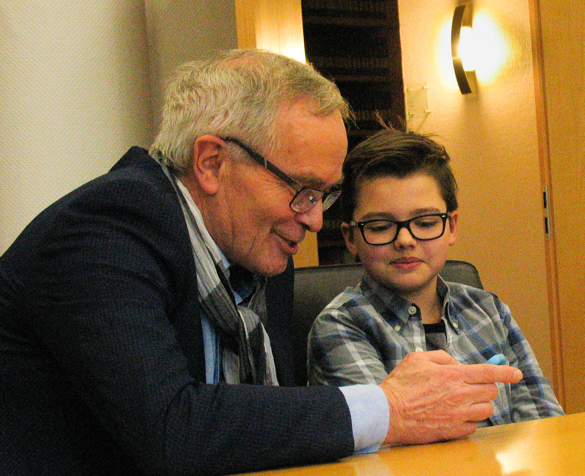 Stiftungsvorstand Werner Meys mit dem elfjährigen Janis. Der Goetheschüler ist jüngstes Mitglied im Kinderbeirat.