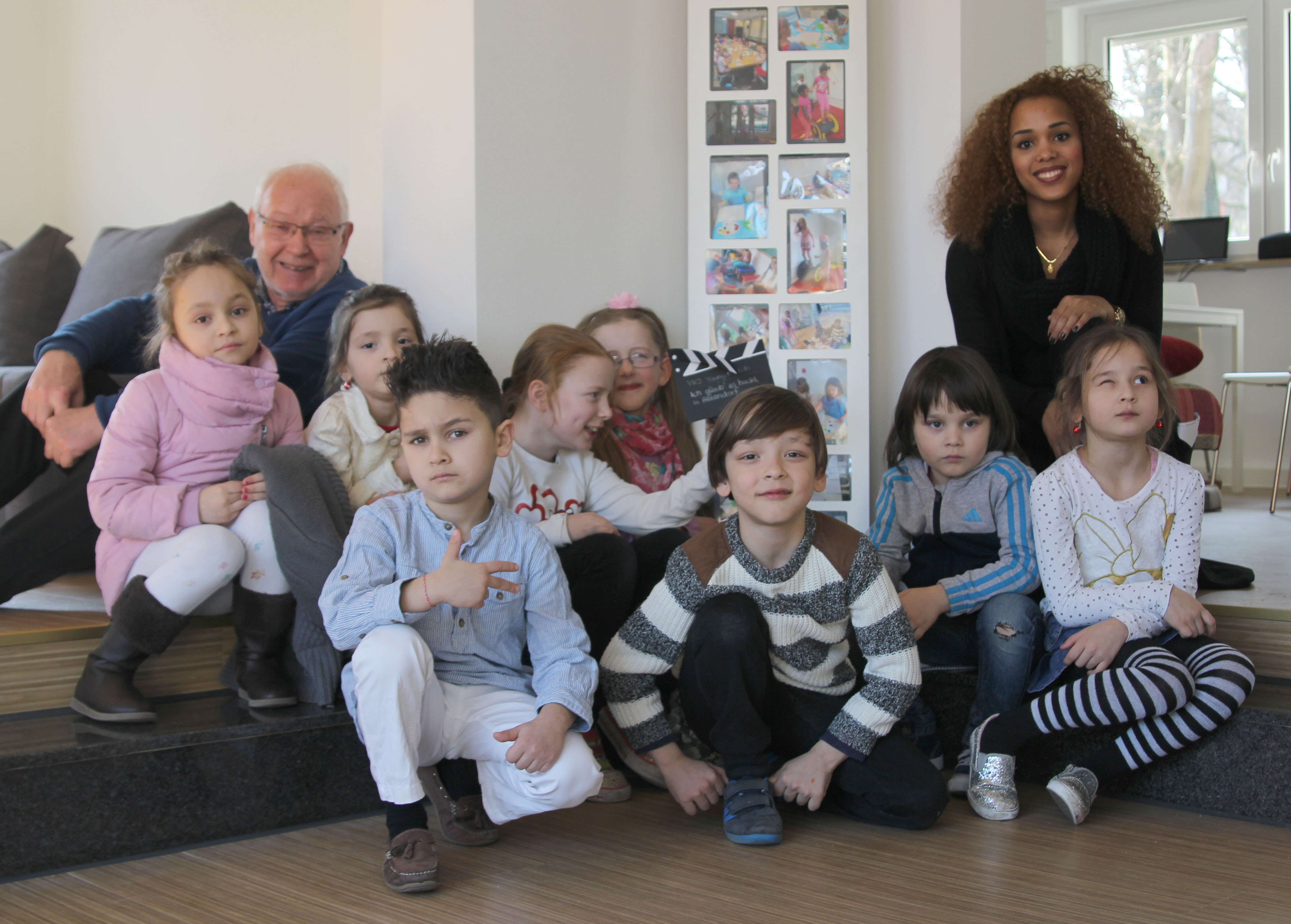 Die Kids aus dem VKJ-Young* mit Videoprojekt-Leiterin Florence Omuvi und Dieter Greese, Vorstandsmitglied Anneliese Brost-Stiftung. Foto: sara