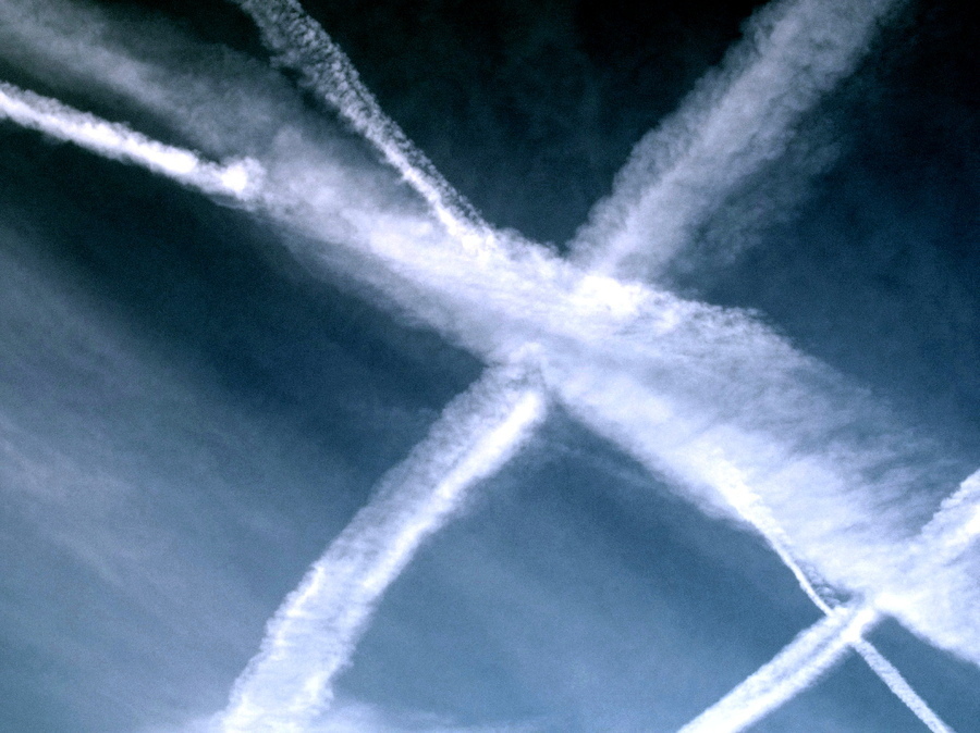 Mit einem Chembuster wäre das wahrscheinlich auch passiert: Kondensstreifen am Himmel.