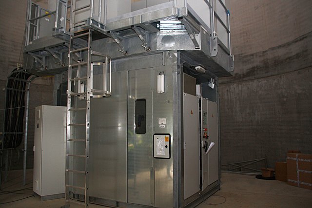 Das E-Modul beherbergt Schaltschrank, Trafoanlage, Bedienfeld und Kühlsystem.