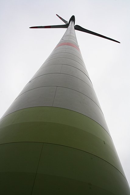 Bislang trudeln die Rotorblätter nur, aber noch in diesem Monat soll das Windrad den Betrieb aufnehmen.