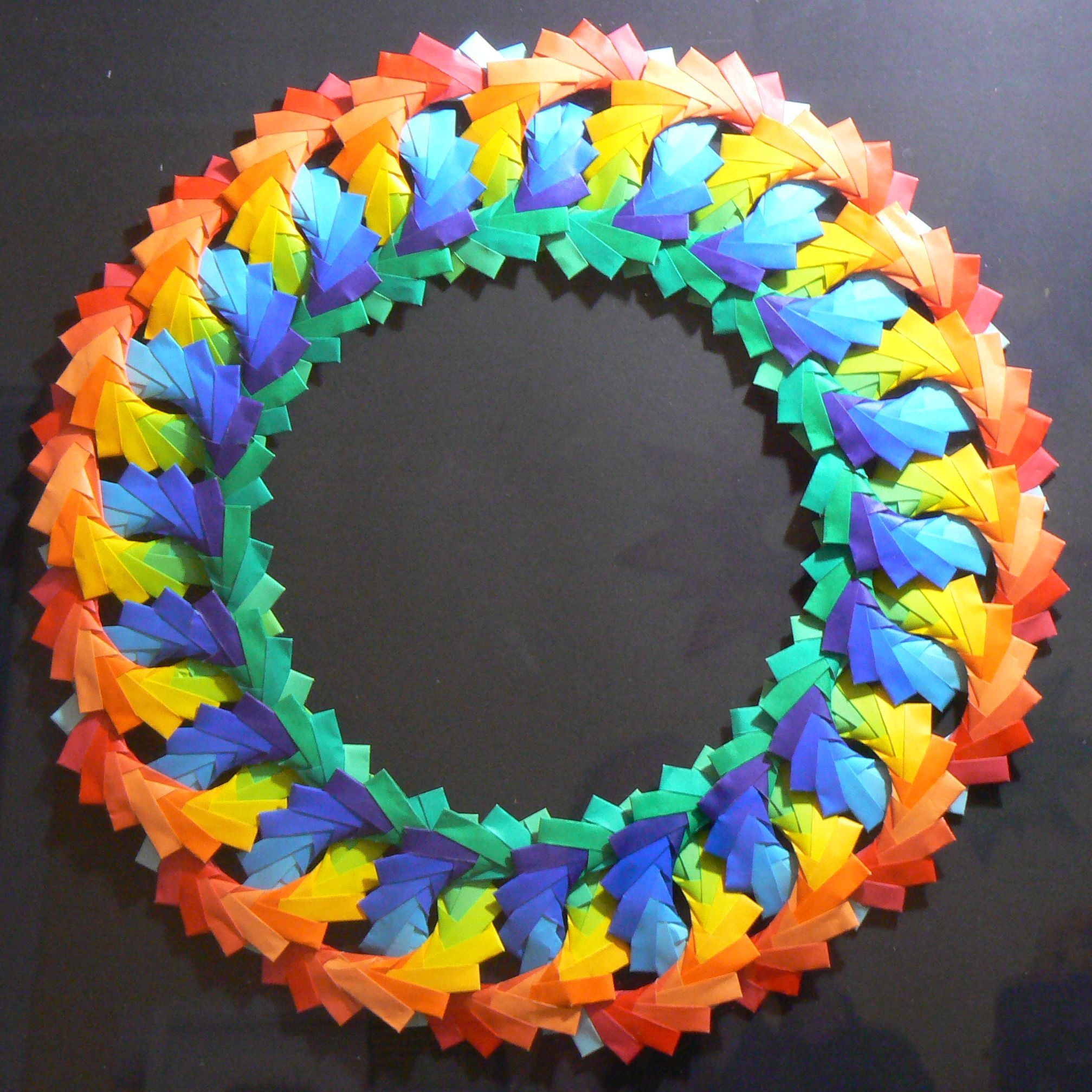 Modular zusammengesetzter Kranz - meditative Fleißarbeit! (Foto: T. Richter-Arnoldi)