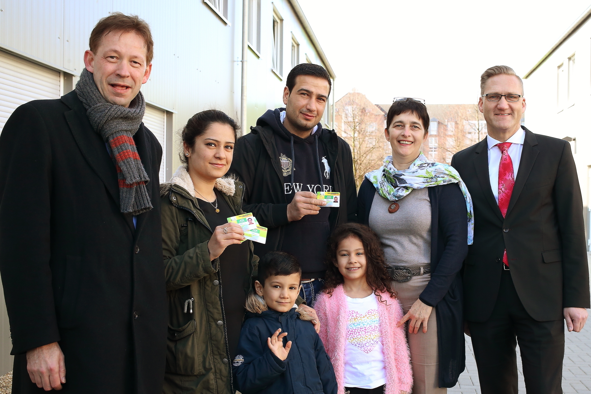 Stellvertretend für alle in Düsseldorf lebenden Flüchtlinge hat Familie Chikh Mousa (Mostafa und Aiescha Chikh Mousa sowie die Kinder Rojan und Rashidousa) ihre Gesundheitskarten persönlich von NRW-Gesundheitsministerin Barbara Steffens, Stadtdirektor Burkhard Hintzsche und Günter Wältermann, Vorstandsvorsitzender der AOK Rheinland/ Hamburg, überreicht bekommen.^Foto: Stadt Düsseldorf
