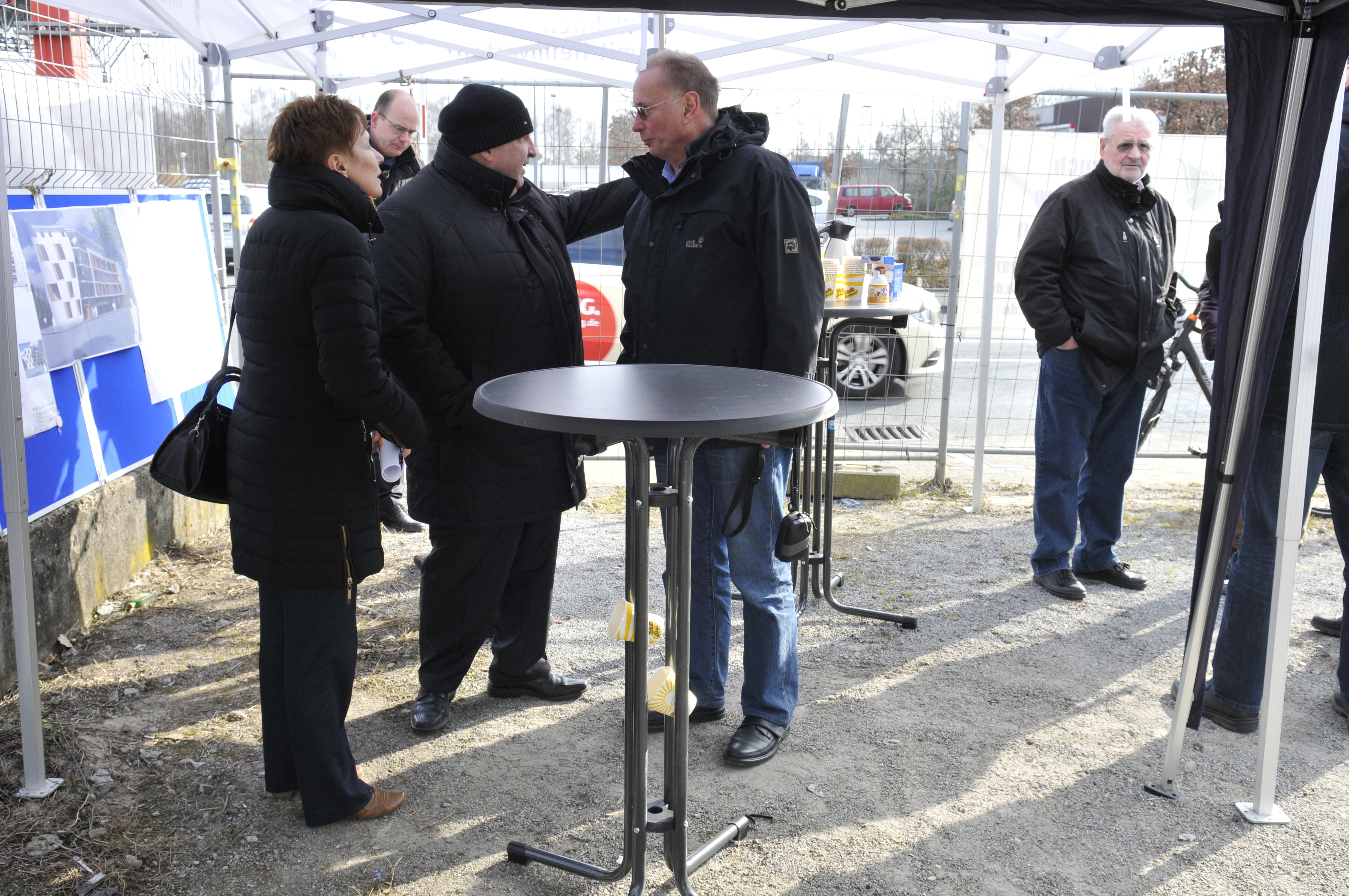 Bürgermeisterin Martina Rudowitz (SPD) und SPD - Fraktionsvorsitzender im Rat der Stadt, vor Ort auf der Baustelle.