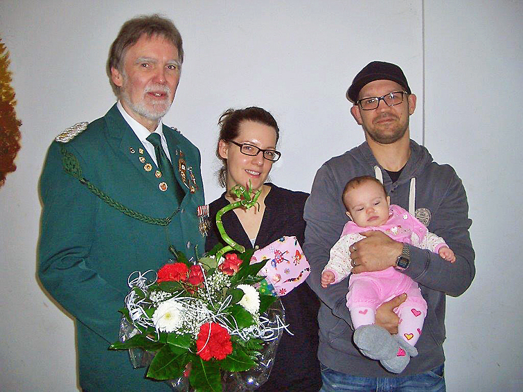 BSV-Präsident Georg Schneider überreichte den stolzen Eltern einen großen Blumenstrauß und für Nele eine grün-weiße Schützen-Jacke.