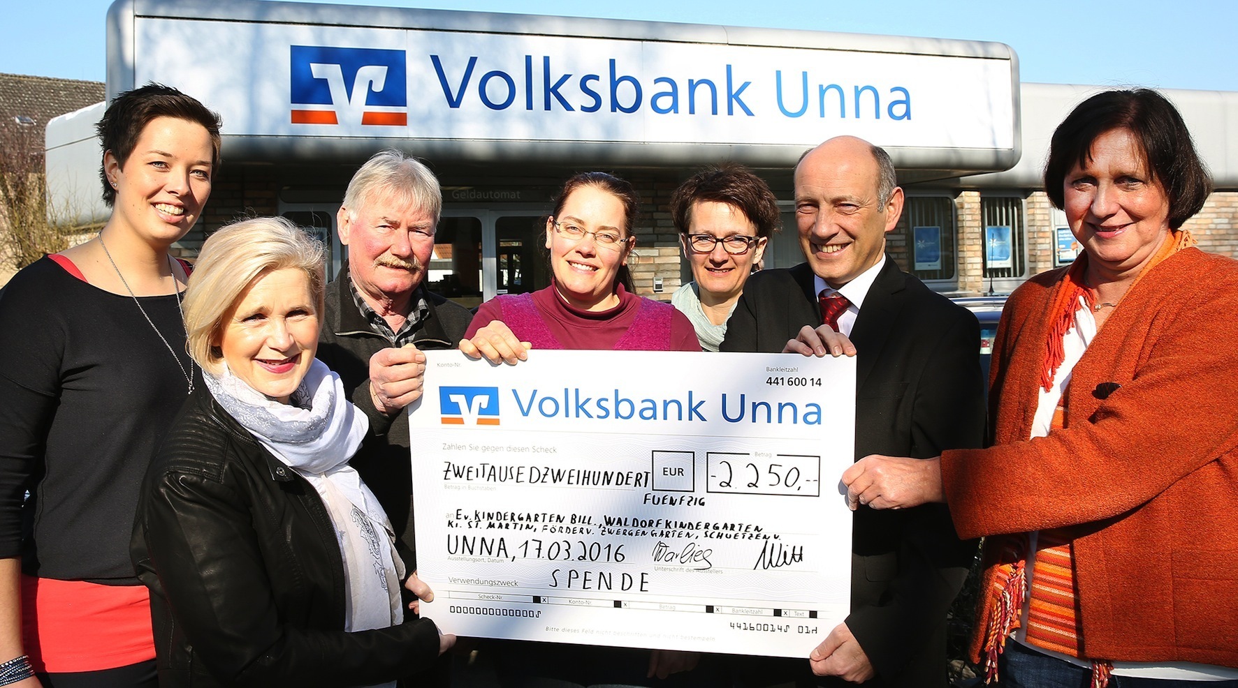Andreas Witt überreicht den symbolischen Spendenscheck an die Vertreter der Vereine.