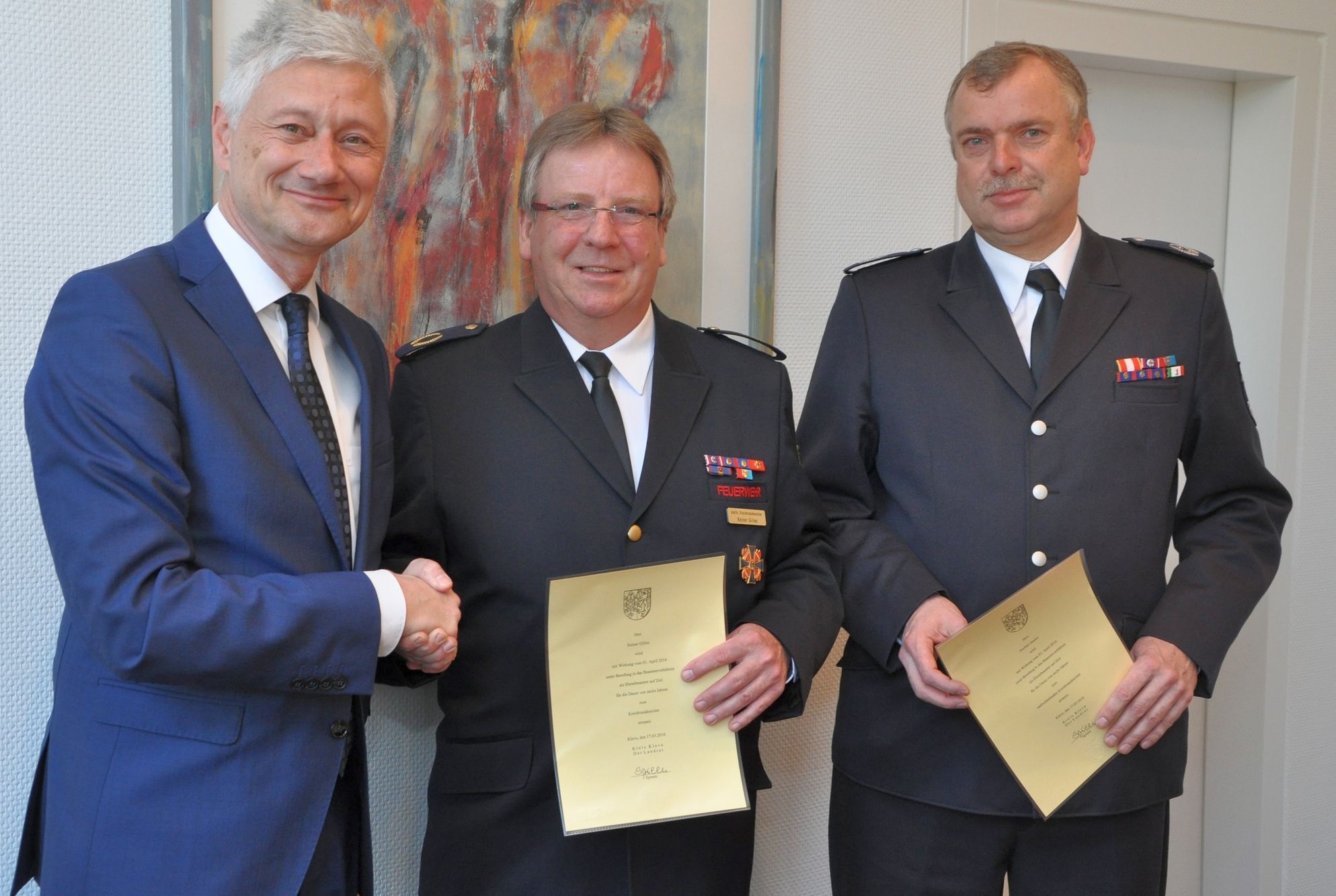 Landrat Wolfgang Spreen gratulierte dem künftigen Kreisbrandmeister Reiner Gilles (Mitte) und seinem Stellvertreter Norbert Jansen zur einstimmigen Wahl und überreichte die Ernennungsurkunden.