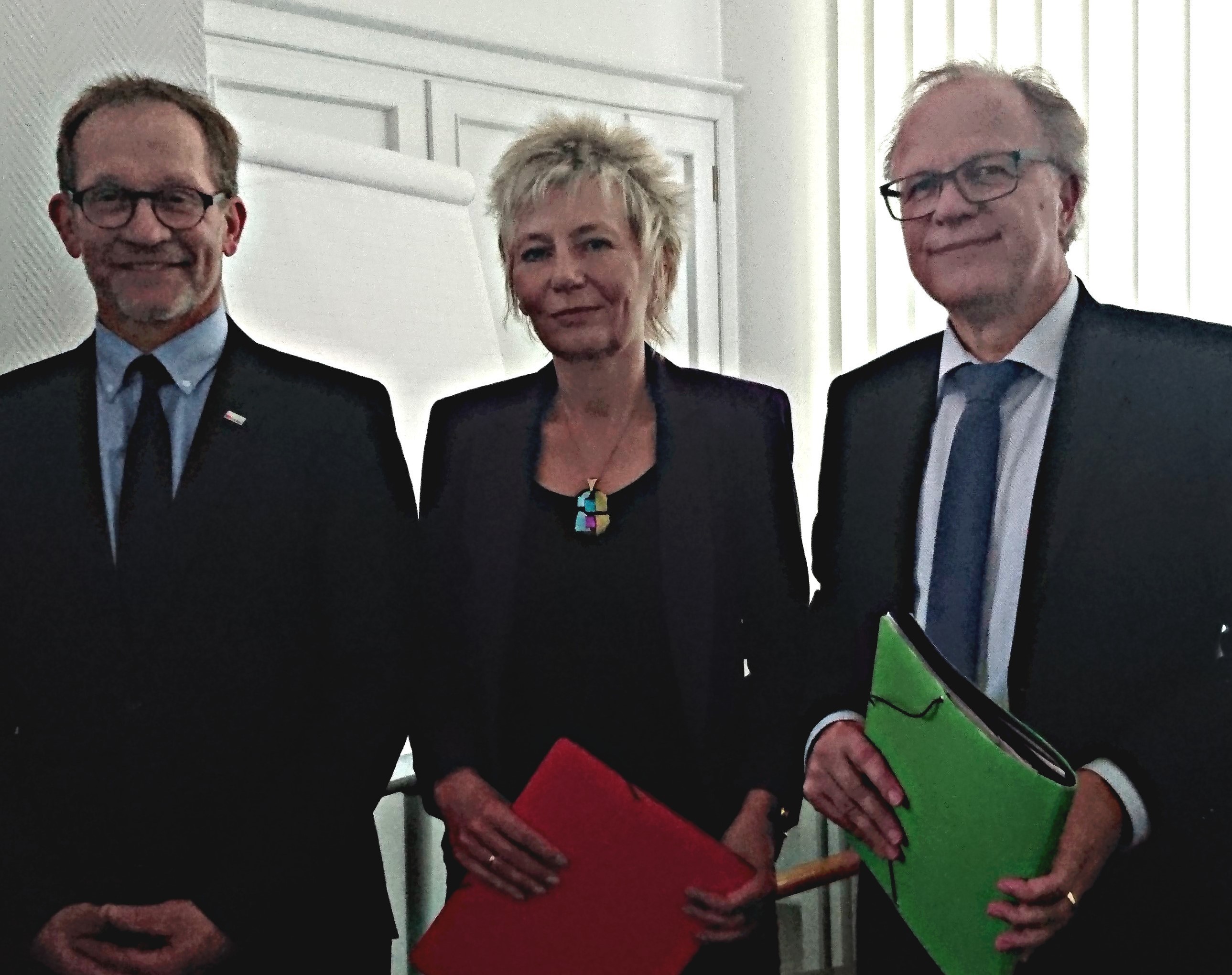 Fedinand Aßhoff von der Bezirksregierung Arnsberg, Regierungspräsidentin Diana Ewert und Bürgermeister Dirk Glaser Foto: Pielorz