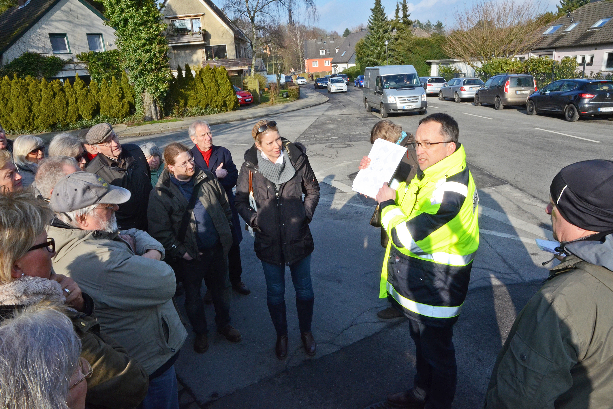 Tiefbaumtsleiter Michael Krahl (rechts) erläutert den Anwohnern von Herzogstraße und Mittelstraße die Umbaupläne.