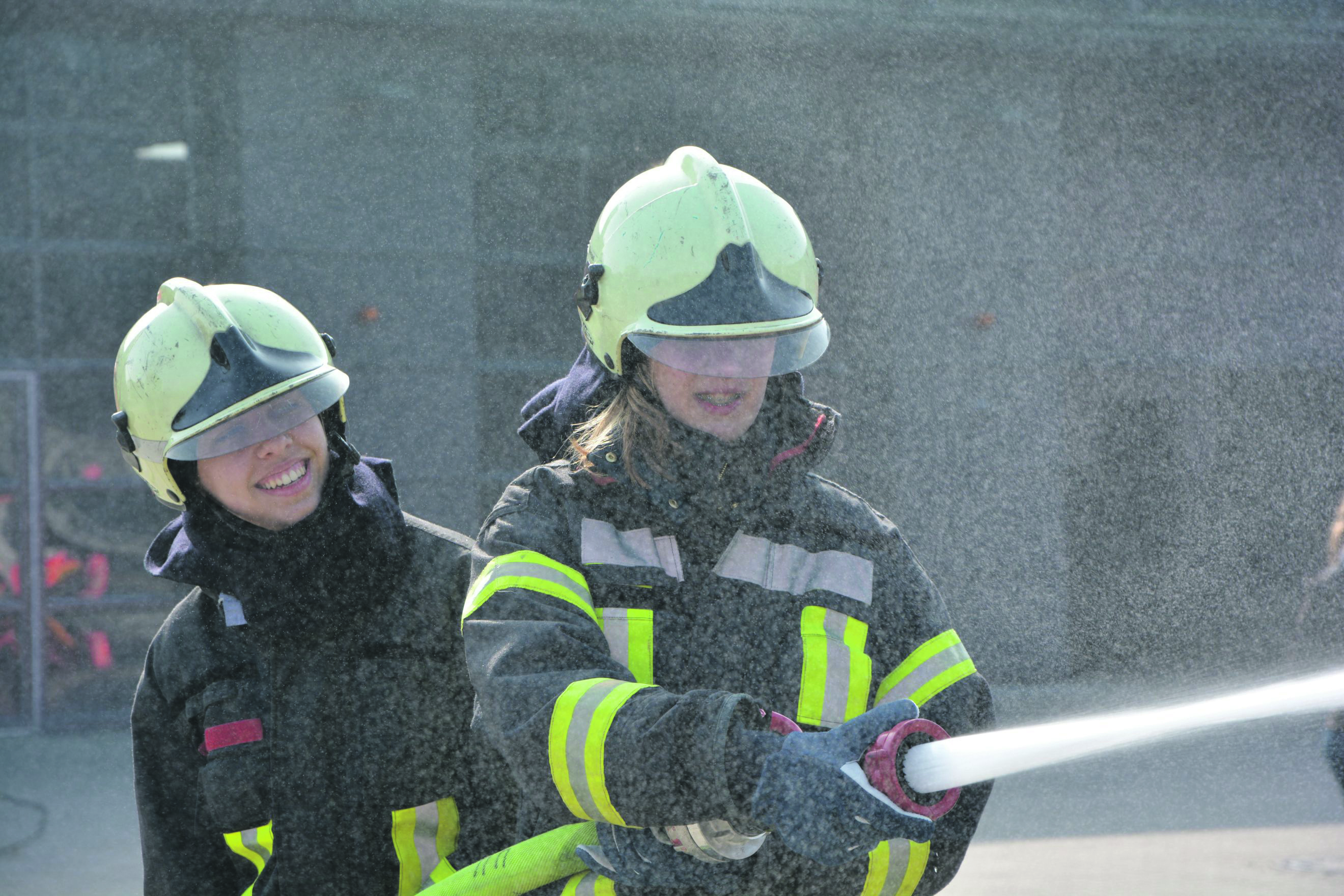 Bei der Feuerwehr sind die Mädels mitten drin statt nur dabei
