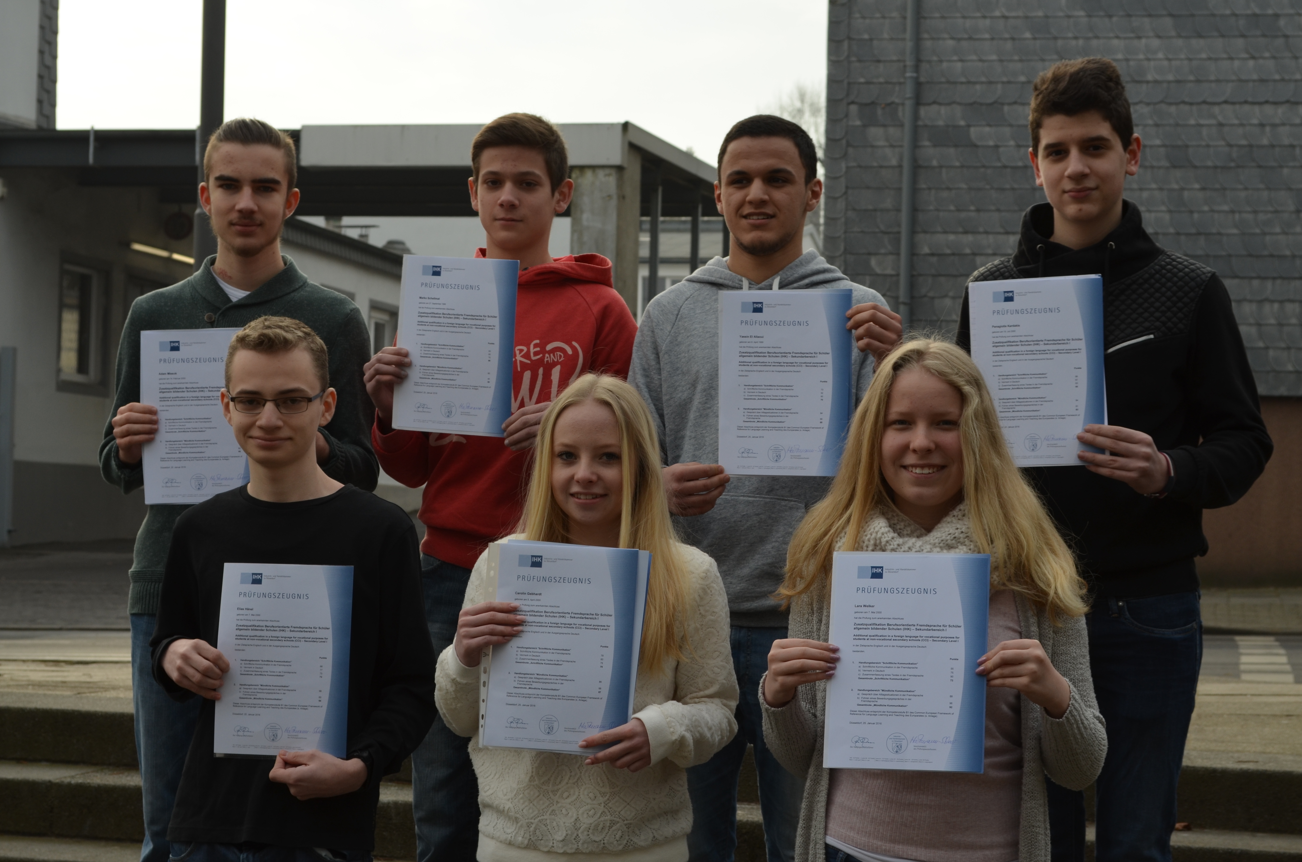 Die Namen der Schüler von links nach rechts: Adam Miesok, Elias Hänel, Marko Schellmat, Carolin Gebhardt, Yassin El Allaoui, Lara Welker, Panagiotis Kardakis (fehlend: Fabienne Dübbers).