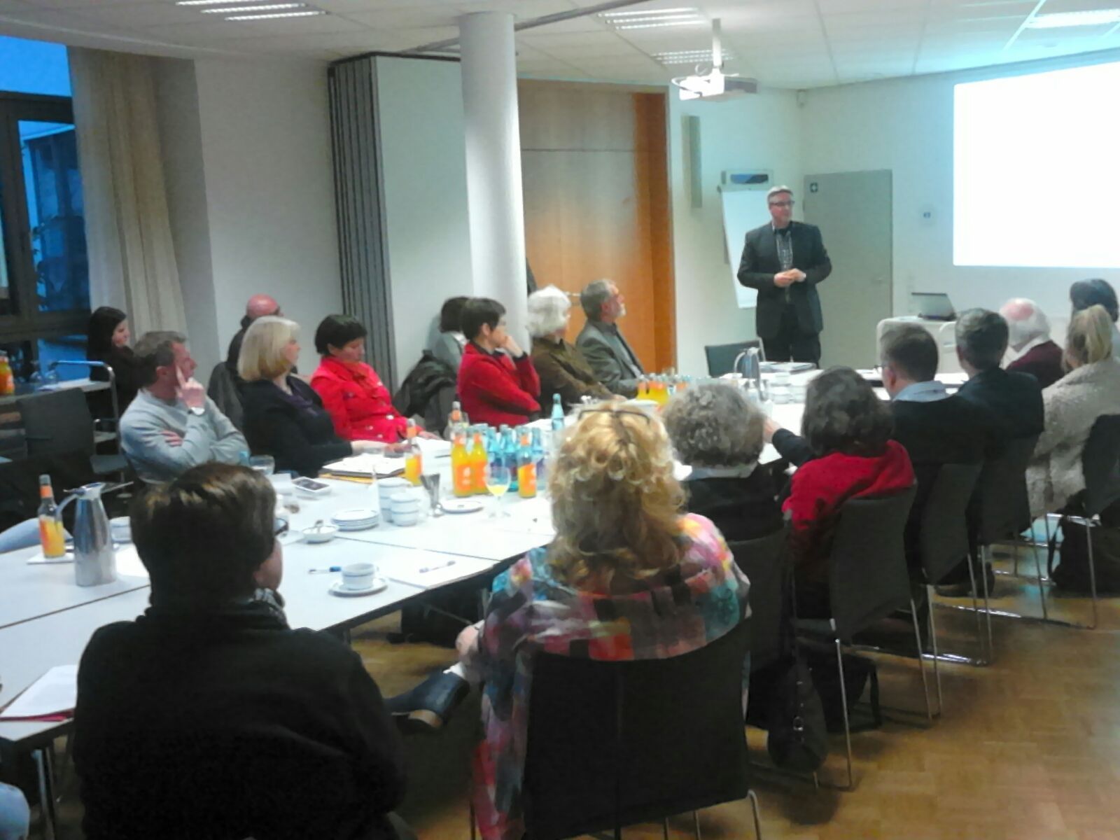 Information und Austausch stand im Mittelpunkt des ersten Treffens der evangelischen Flüchtlingsinitiativen in Bochum, das auch Pfarrer Holger Nollmann als synodaler Flüchtlingsbeauftragter begleitete.