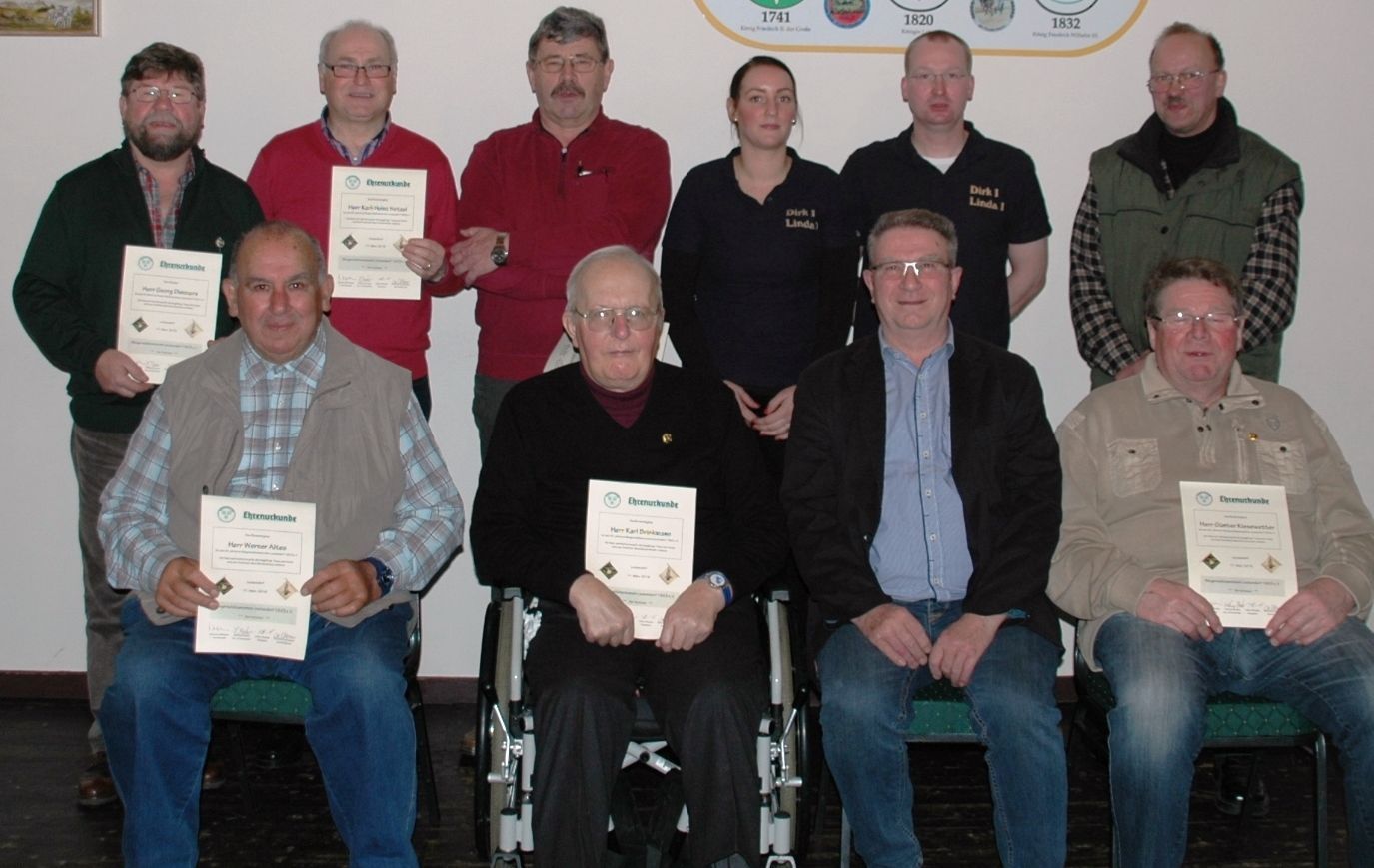 Das Bild zeigt die Jubilare v.l.n.r.: hintere Reihe: Georg Dimmers (25), Karl-Heinz Hetzel und Major Werner van de Loo (beide 50 Jahre), Königspaar Linda Beeker und Dirk Frericks sowie den stellvertretenden Vorsitzenden Dietmar Beeker. vordere Reihe: Werner Altes (50) Karl Brinkmann (60), Vorsitzender Heinrich Hoffmann und Günter Kiesewetter (50). Nicht auf dem Bild Reinhard Kemper und Andreas Koch (beide 25 Jahre)