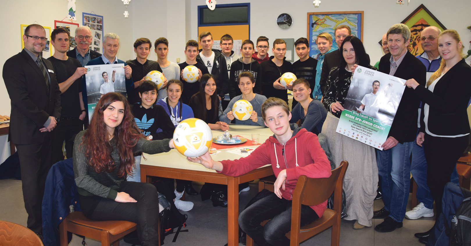 Die Schüler der Jahrgänge neun und zehn der Gesamtschule Velbert-Mitte, ihre Lehrer sowie Vertreter der Velberter Sportvereine und die Sponsoren von der Commerzbank freuen sich, dass das Projekt „DFB-Junior-Coach“ zum zweiten Mal in Velbert umgesetzt wird.