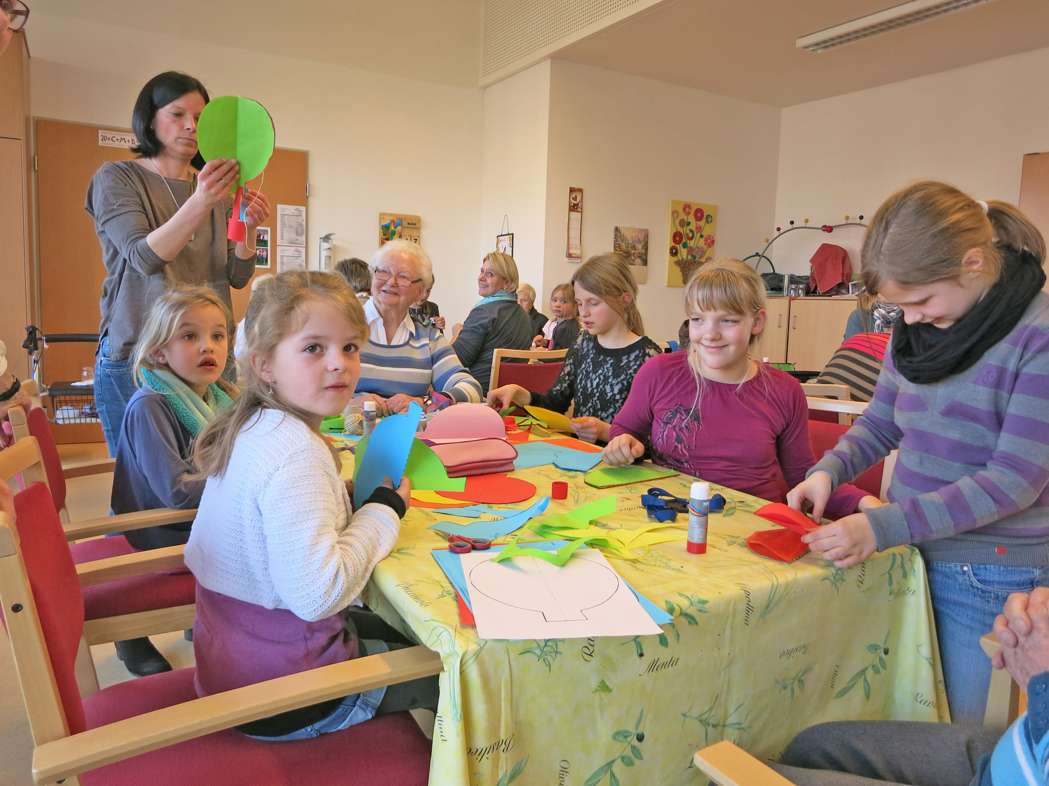 Viel Spaß für Alt und Jung: Das gemeinsame Basteln der Don-Bosco-Schüler im Seniorenzentrum Lembeck.