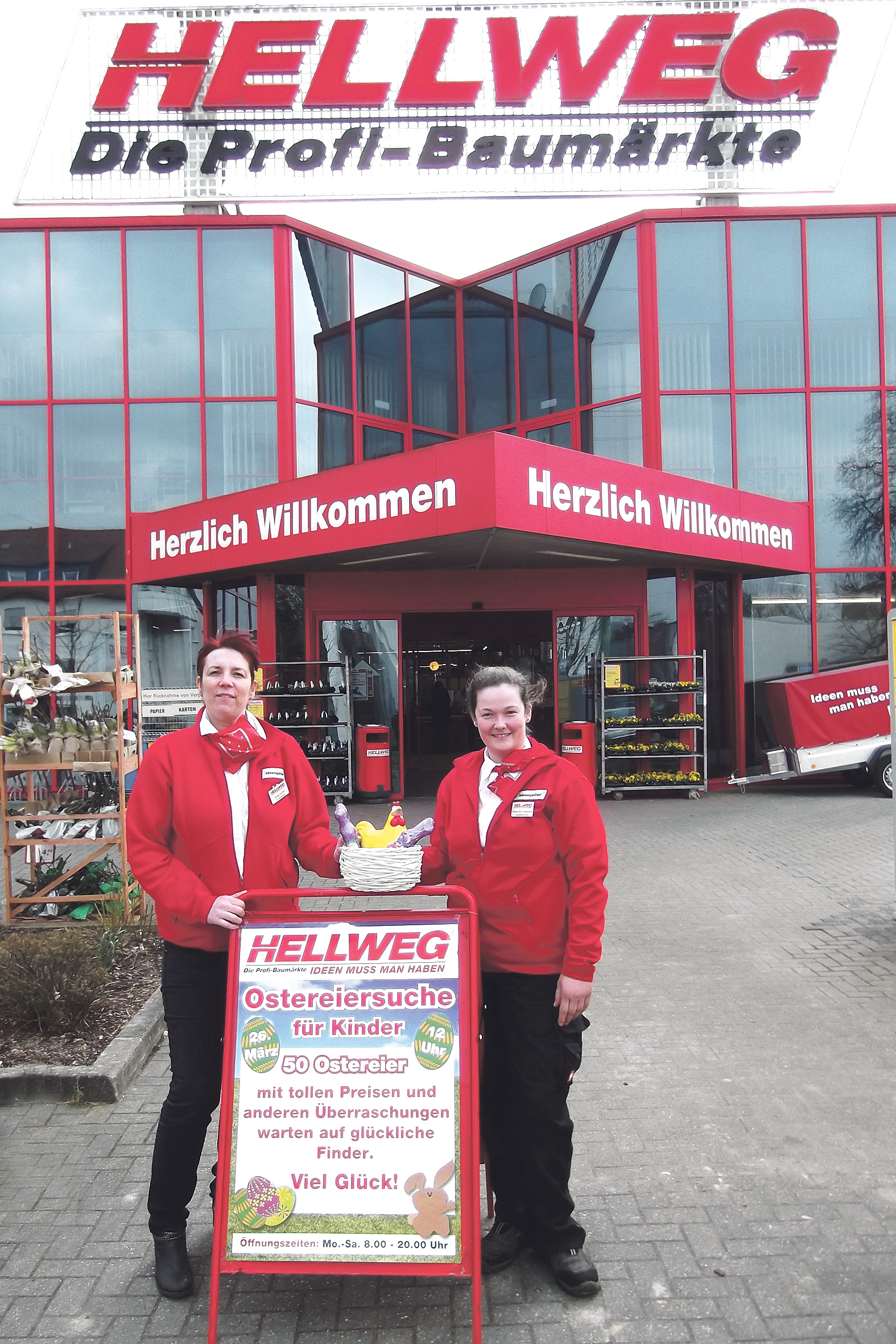 Die Stellvertretene Marktleitung, Sonja Görten und Friederike Telkemeier, freuen sich auf die eifrigen Ostereiersucher am Ostersamstag.