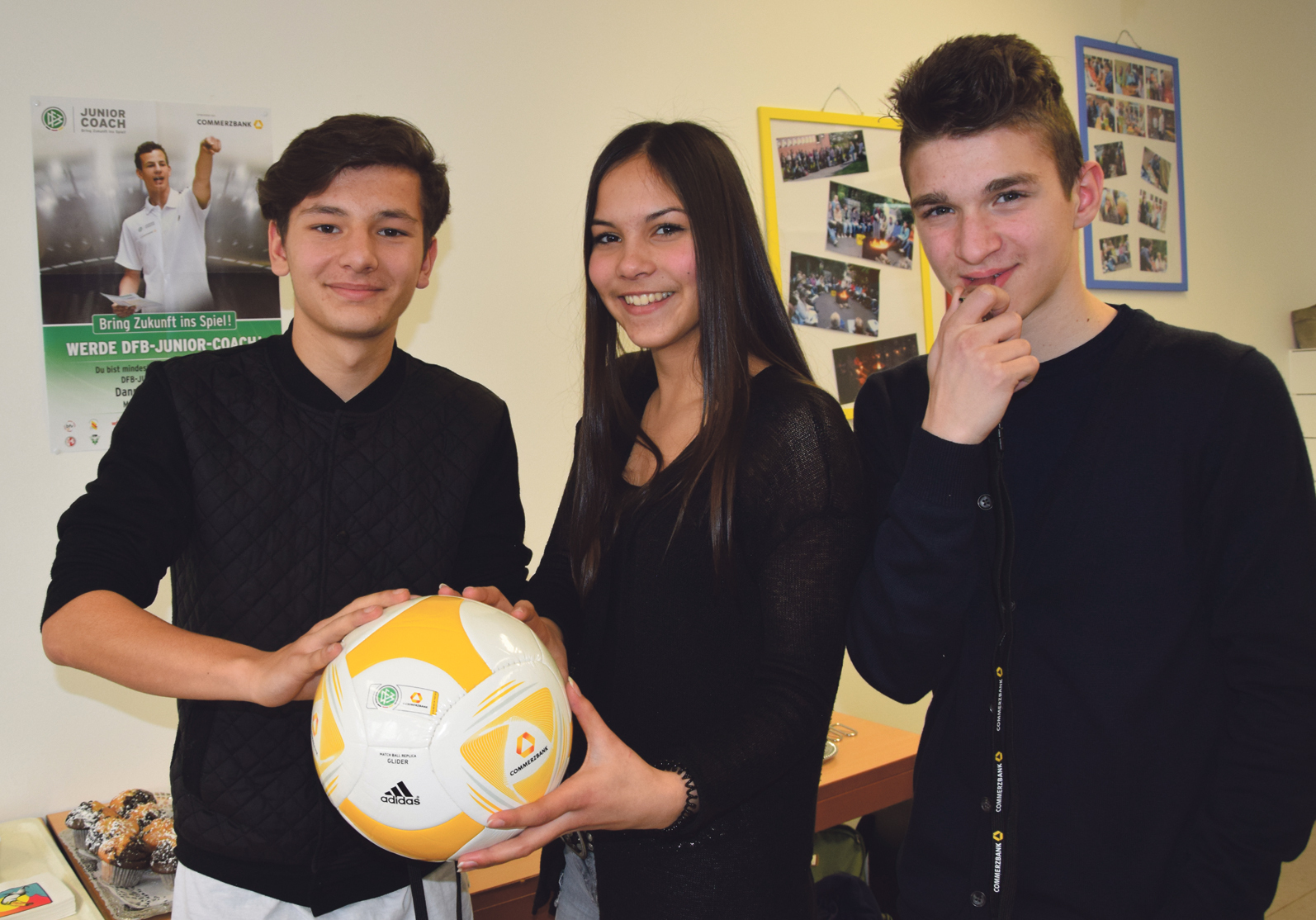 Das Projekt „DFB-Junior-Coach“ kann an der Gesamtschule in Velbert dank der finanziellen Unterstützung der Commerzbank umgesetzt werden. Für die 18 Teilnehmer gab es außerdem ein Starter-Kit mit Trillerpfeifen, USB-Sticks und Fußbällen.