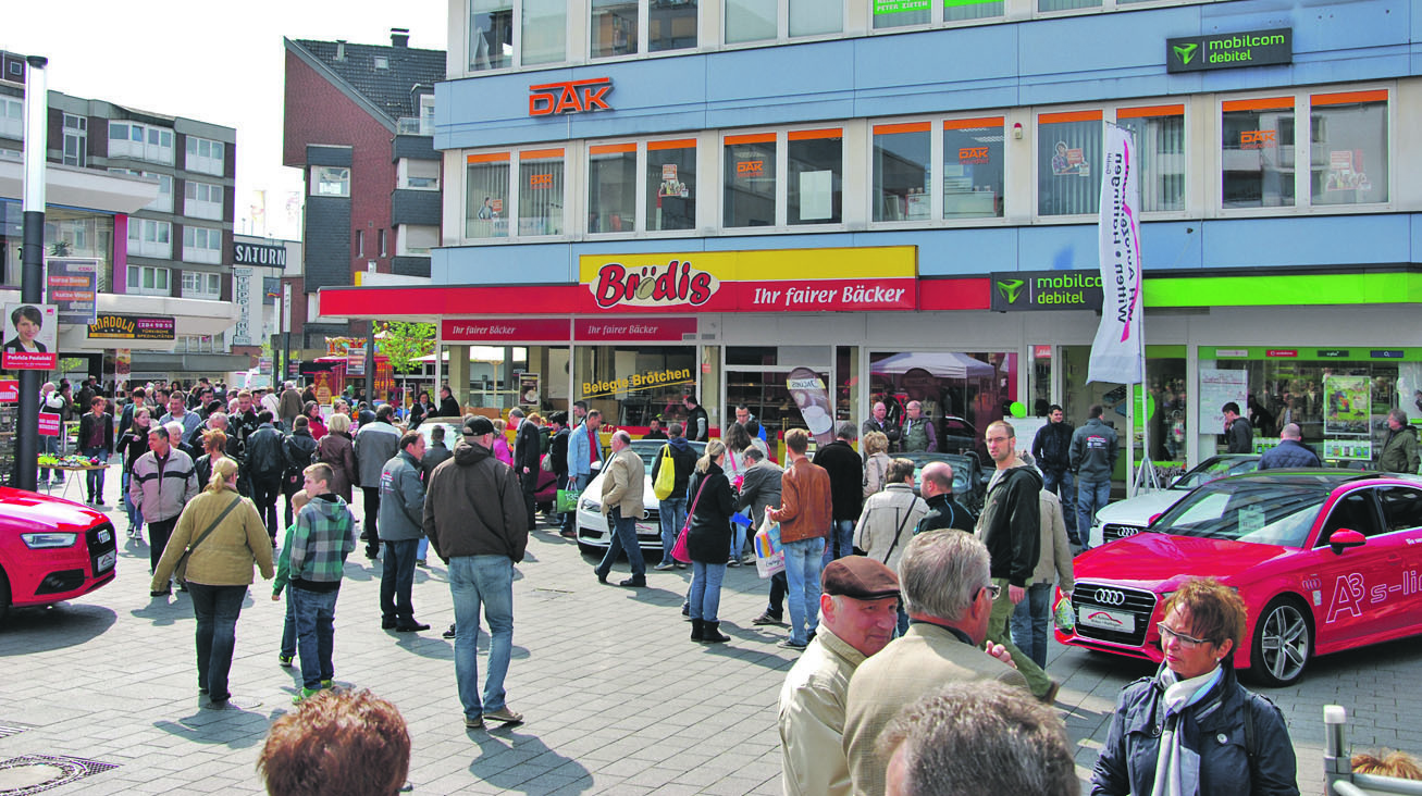 Die Wittener Innenstadt lädt am Sonntag zum fröhlichen Flanieren, Shoppen und Spaß haben.