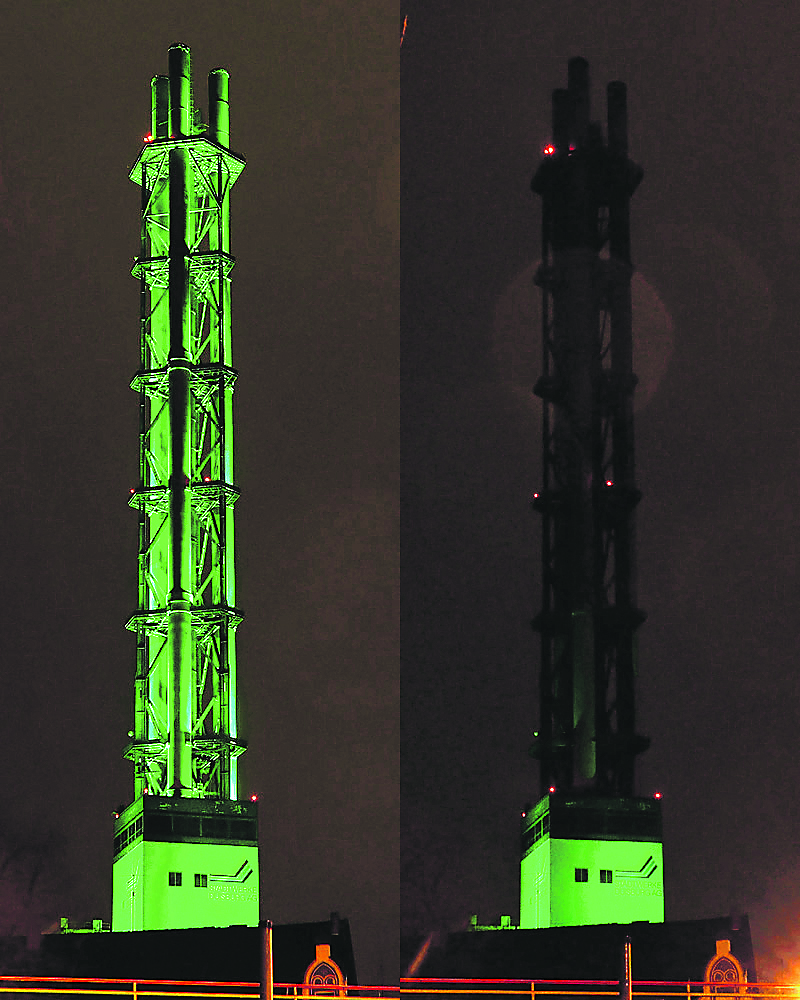 Die Stadtwerke Duisburg beteiligen sich in diesem wie im letzten Jahr mit dem Stadtwerketurm - links mit, rechts ohne Beleuchtung.