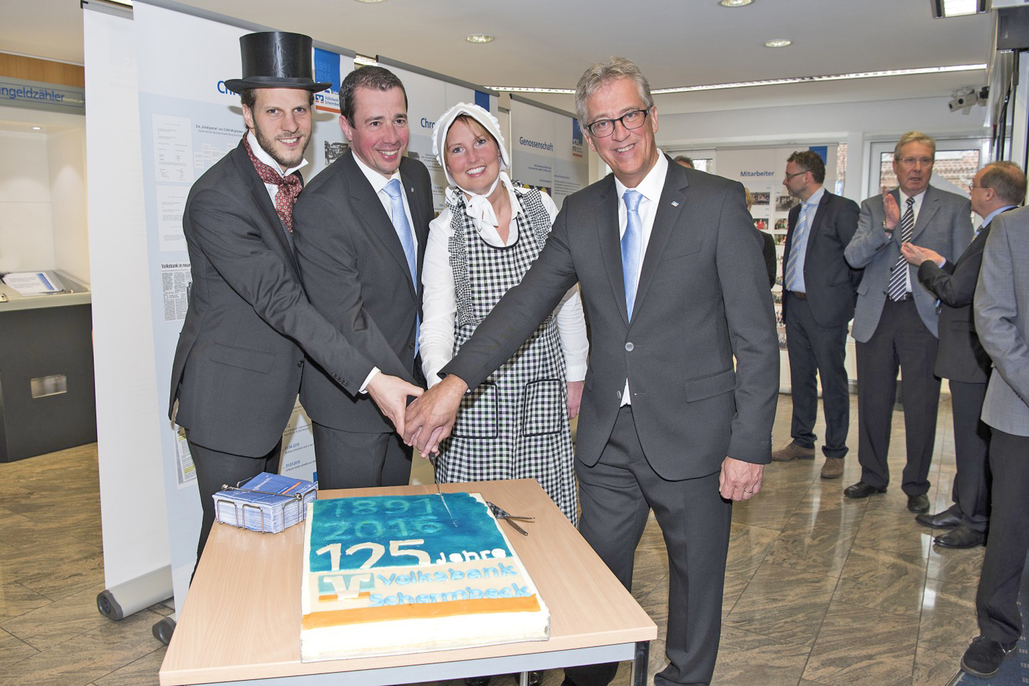 (v.l.) Thorsten Buchholz, Norbert Scholtholt, Carina Rikirsch und Rainer Schwarz schneiden die Geburtstagstorte an.