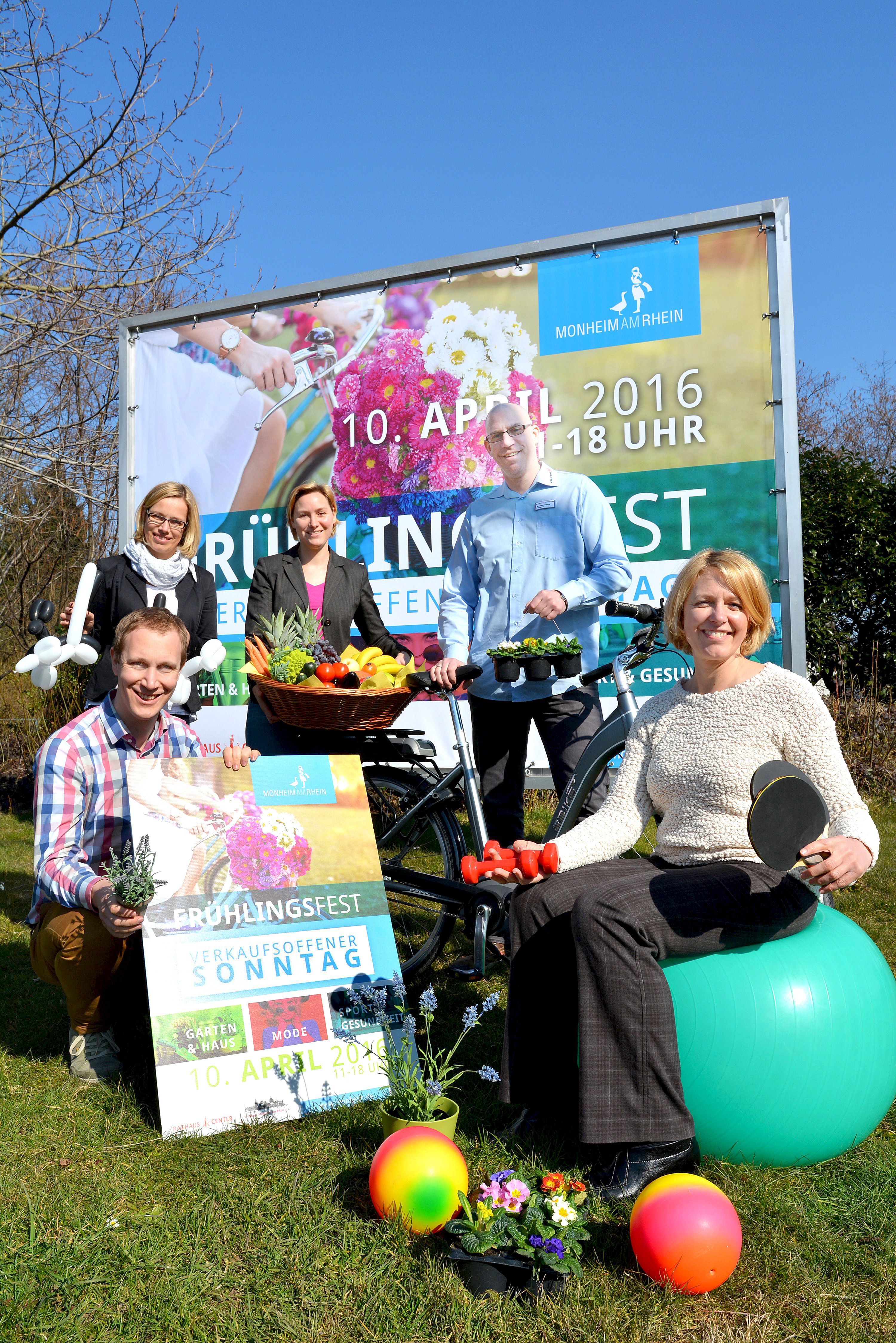 Der Frühling kehrt ein! Es freuen sich von links: Bürgermeister Daniel Zimmermann, Ulrike Kundt (Rathaus-Center-Management) Estelle Dageroth (Wirtschaftsförderung), Dirk Fleschenberg (Expert-Hoffmann) Petra Mackenbrock (Citymanagement).