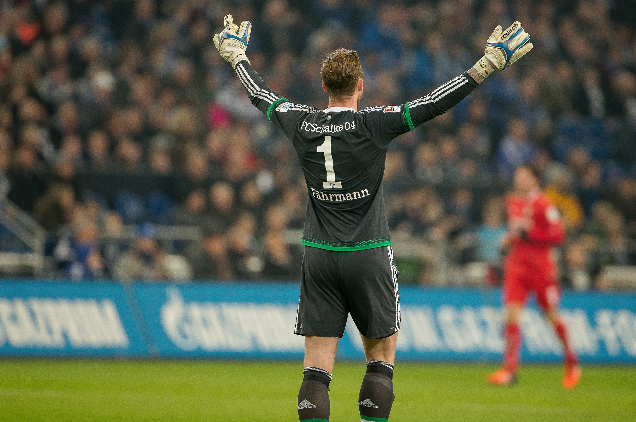 Die Schalker Wand: An Ralf Fährmann sind diese Saison schon dutzende Bundesligaspieler verzweifelt.