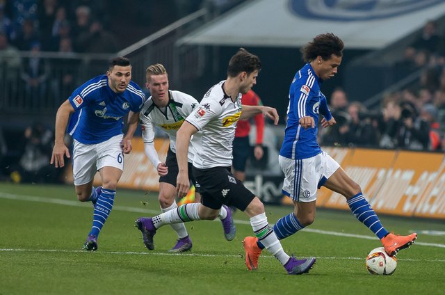 Leroy Sané (r.) legte beide Schalke-Tor auf.