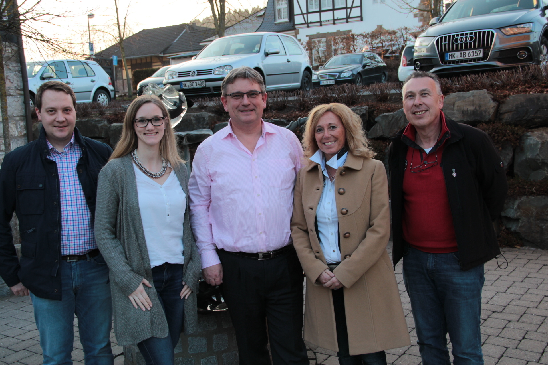 Der alte und neue Vorstand des ACV Ortsclubs Sauerland: v.l.n.r. Christian
Busche (sportlicher Leiter), Jennifer Horstmann (Schriftführerin), Thomas
Schröder (1.Vorsitzender), Ulrike Martin (Schatzmeisterin) und Burkhard
Wendel (Pressesprecher). Es fehlen Andreas Panthel (2.Vorsitzender) und
Lukas Schröder (Beisitzer), die in Abwesenheit gewählt wurden.