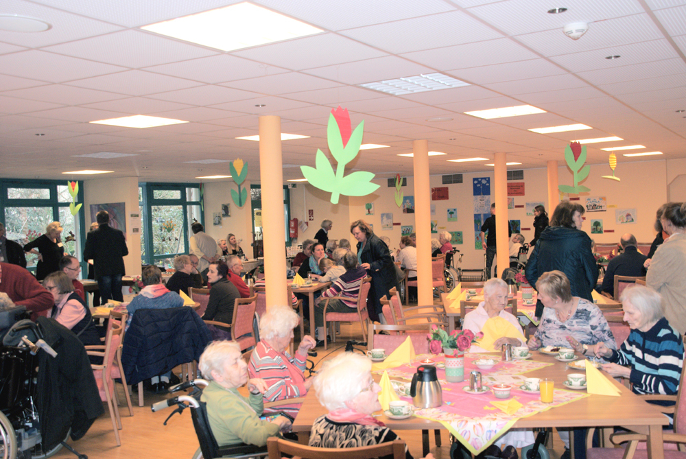 Hausbewohnerinnen und Besucher zeigten großes Interesse an den Ausstellungen. (Foto: Rüdiger Beck)