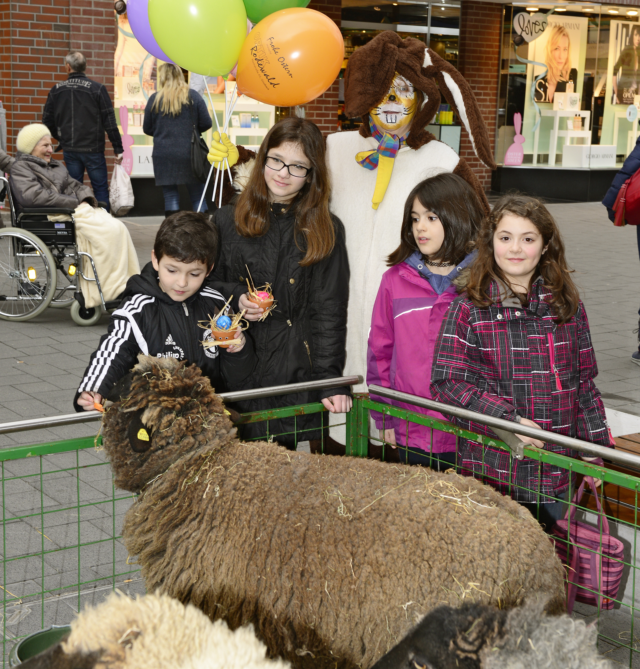 Ein Renner war dieses Kleintiergatter mit Schaf, Schwein, Ziege und Kaninchen für Klein und Groß. Selbst die "Osterhäsin" machte hier Station mit ihren Luftballons. Die Kinder konnten Möhrenscheiben an die Tiere verfüttern, die der Aussteller für sie gratis parat hielt. Foto: Kariger
