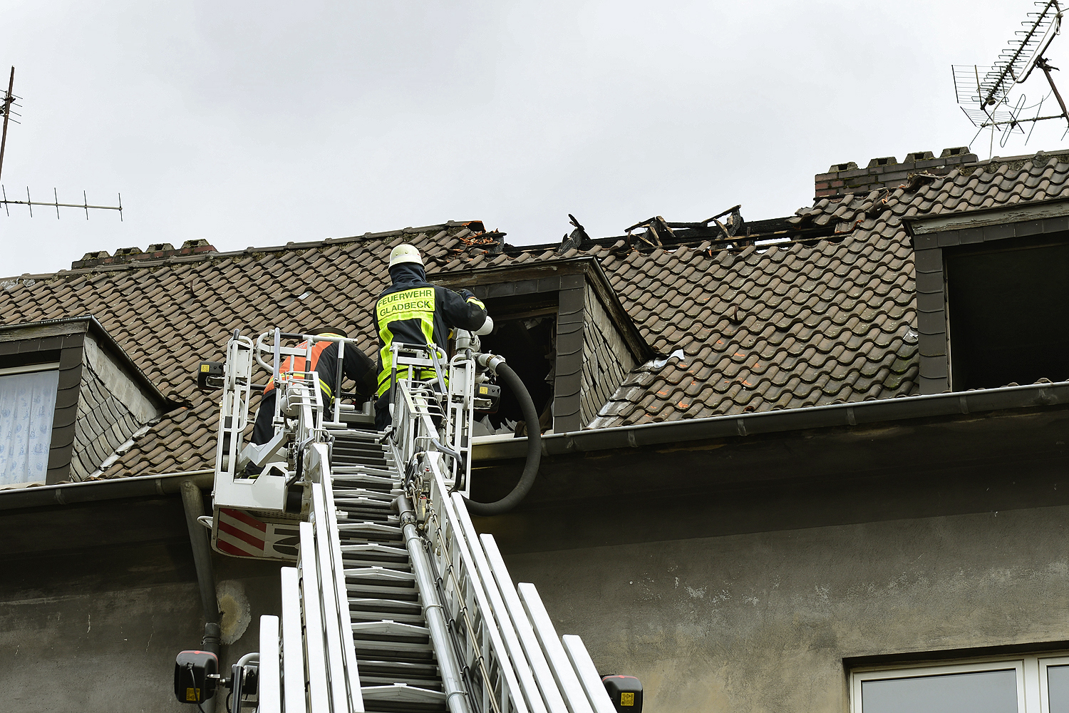 Kräftige Unterstützung bekam unsere Feuerwehr über den Kreis durch die Kollegen aus den Nachbarstädten , die ebenfalls zahlreich vor Ort erschienen waren. Foto: Kariger