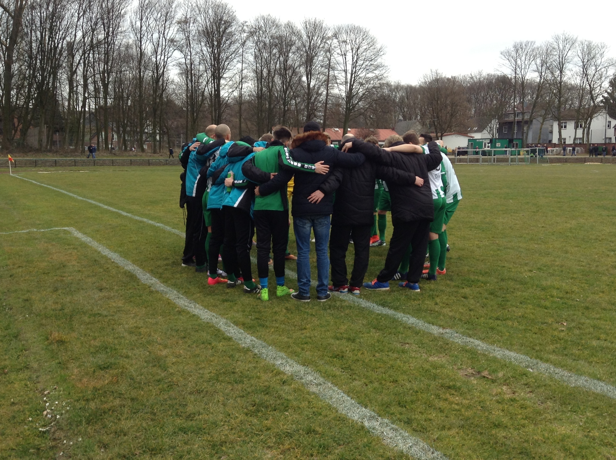 Das ganze Team bildet vor jeden Spiel ein Kreis, wo dann Kapitän Norman Seidel seine Jungs richtig einpeitscht. Der Zusammenhalt ist bei den Jungs unverkennbar und dass ist gut so, denn sie glauben an sich und dass Ziel, den Abstieg noch zu entrinnen.
