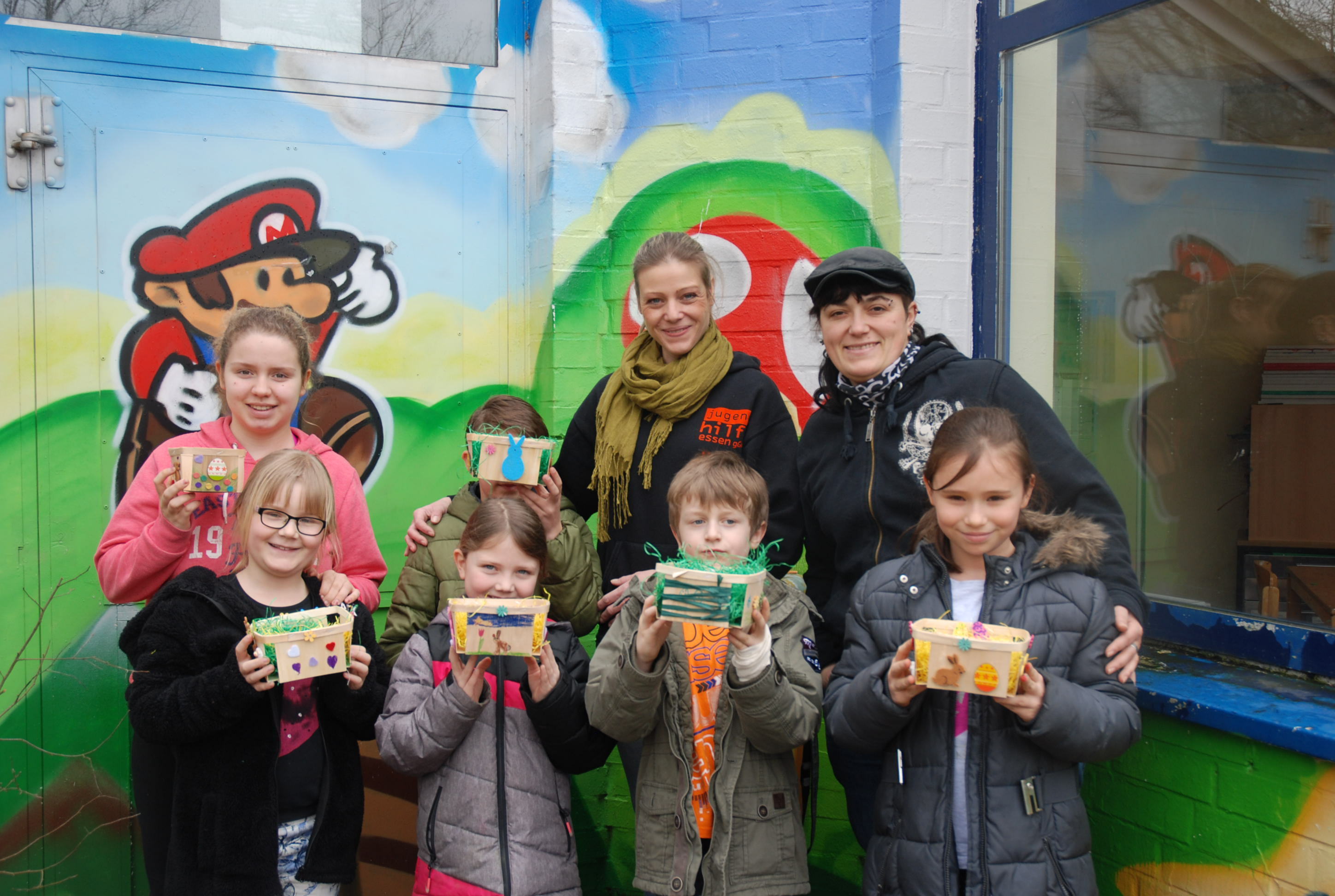 Die Osterkörbchen waren der absolute Renner: (v.li. vorne) Lena-Marie (8), Nina (7), Dean (7), Nadja (9) und (v.li. hinten) Chantal Kliewer (Betreuerin), Nadine de Bake (Betreuerin) und Daniela Kopietz (Betreuerin).