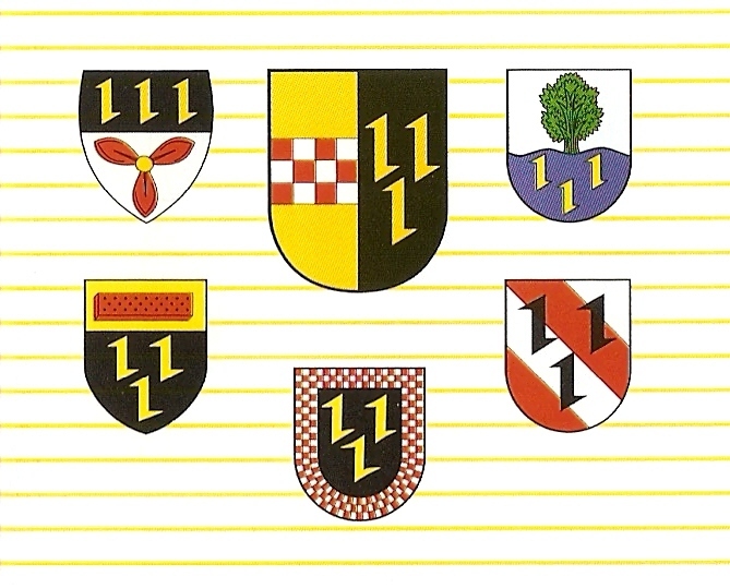 Obere Reihe (v.l.): Gemeinde Frönsberg; früheres Wappen des Amtsbezirks Hemer, heute Stadtwappen; Gemeinde Becke. Untere Reihe (v.l.): Gemeinde Ihmert; früheres Wappen des Stadtbezirks Hemer; Gemeinde Deilinghofen.