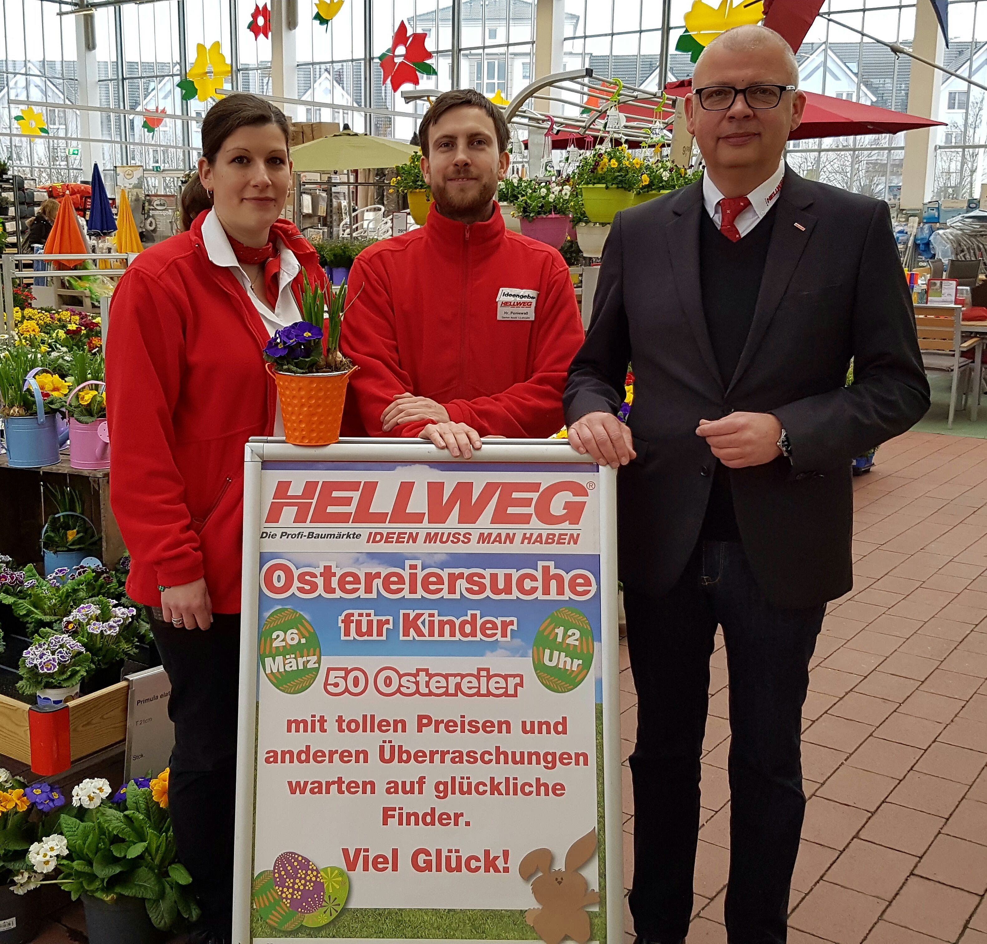 Marktleiter Dirk Brandt (re.) und sein Team (hier Frau Haverkamp undHerr Poniewaß) freuen sich auf die eifrigen Ostereiersucher am Ostersamstag.