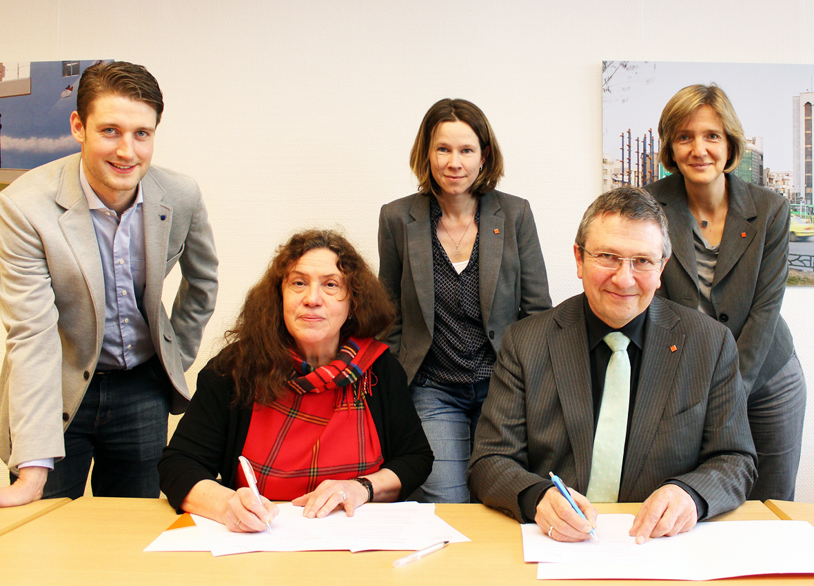 Bei der Unterzeichnung des Kooperationsvertrages (v. re.): FH-TalentScouting-Koordinatorin Cornelia von Soosten, FH-Rektor Prof. Dr. Wilhelm Schwick, FH-TalentScout Sonja Hunscha, Schulleiterin des Gymnasiums an der Schweizer Allee Inge Levin und der Koordinator für Studien- und Berufsorientierung am GadSA, Matthias Labs.