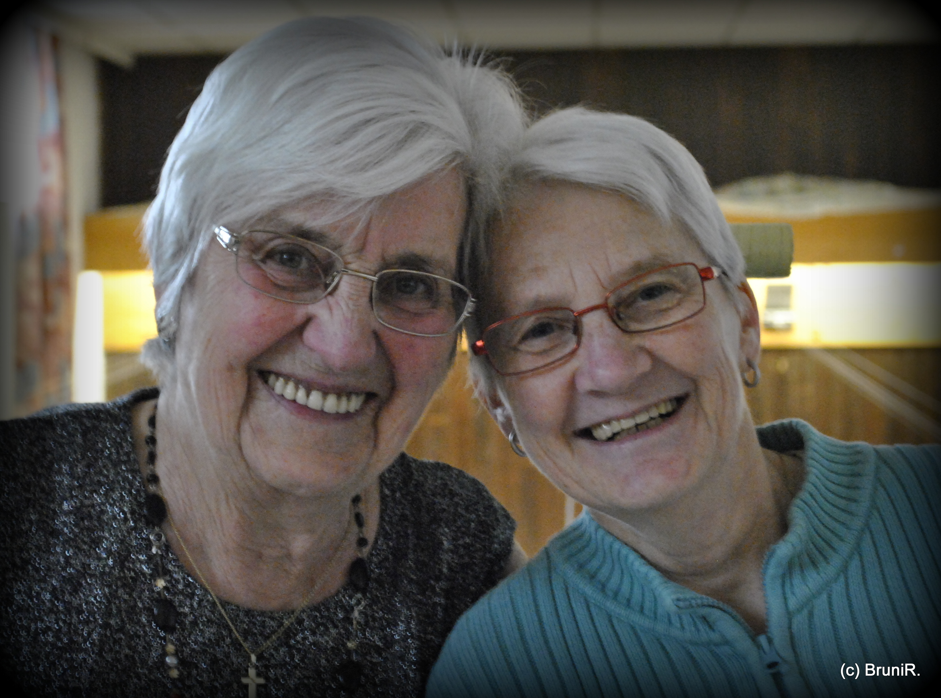 Diese beiden Frauen... sind ganz besonders liebe Doppelköppe!!! - Hier das aktuellste Bild von LUZIE und ANNE - 20.03.2016 in Fröndenberg
