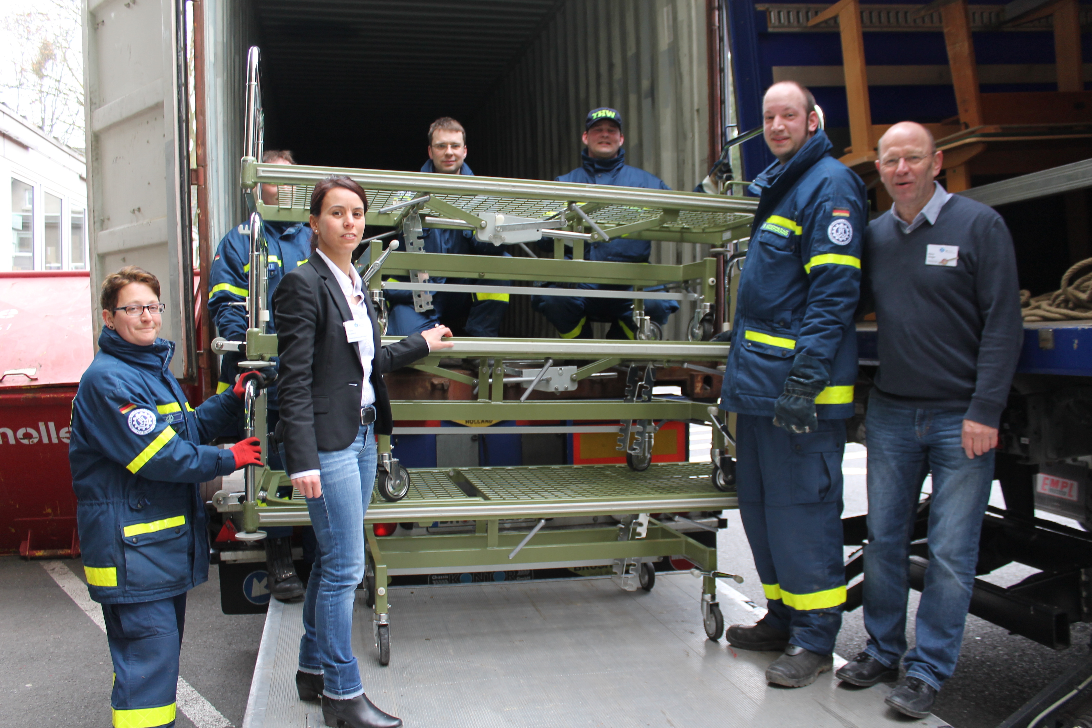 Das THW hilft beim Verladen der sperrigen Spendengüter in den Überseecontainer.